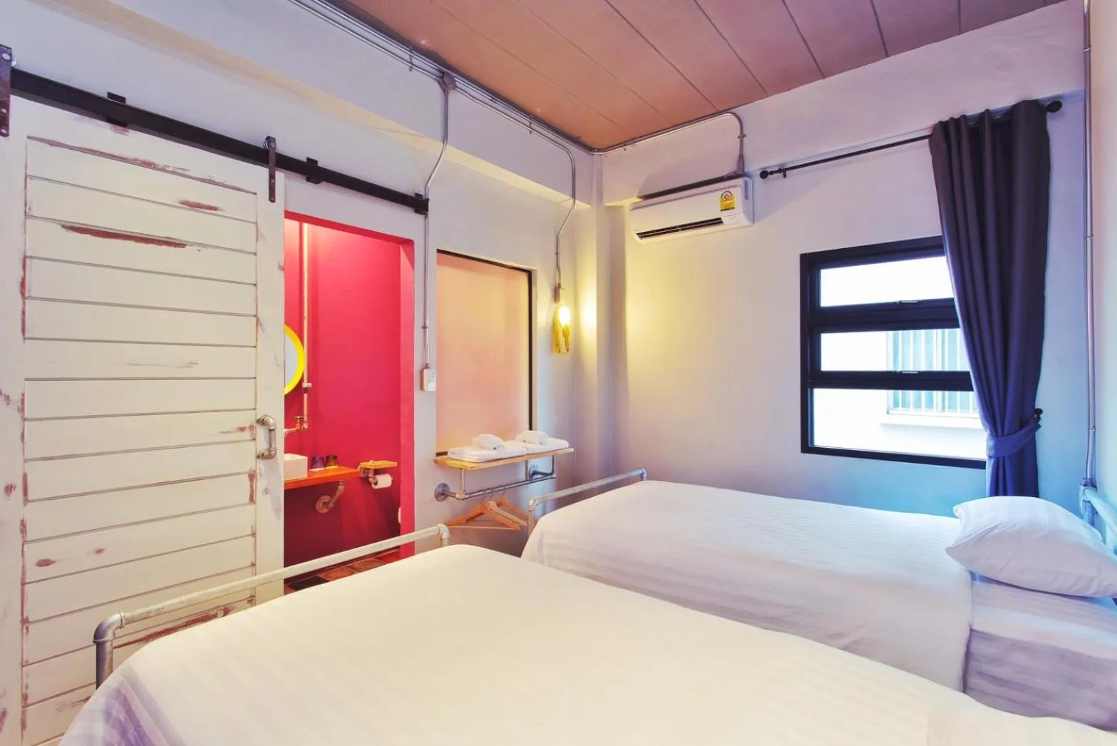 Budget Twin Room in Bloo Hostel