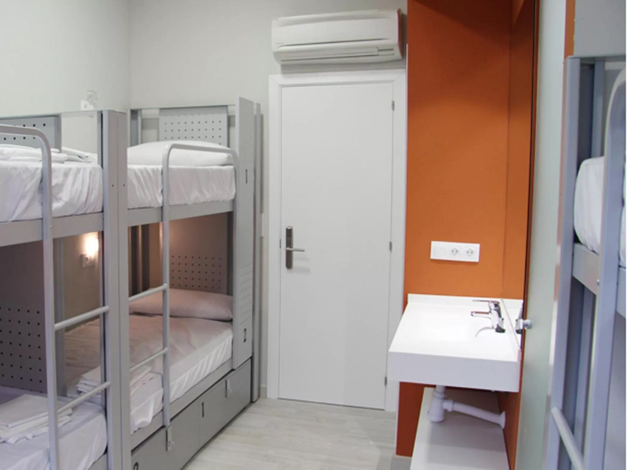 Private room 6 beds in BcnSportHostels