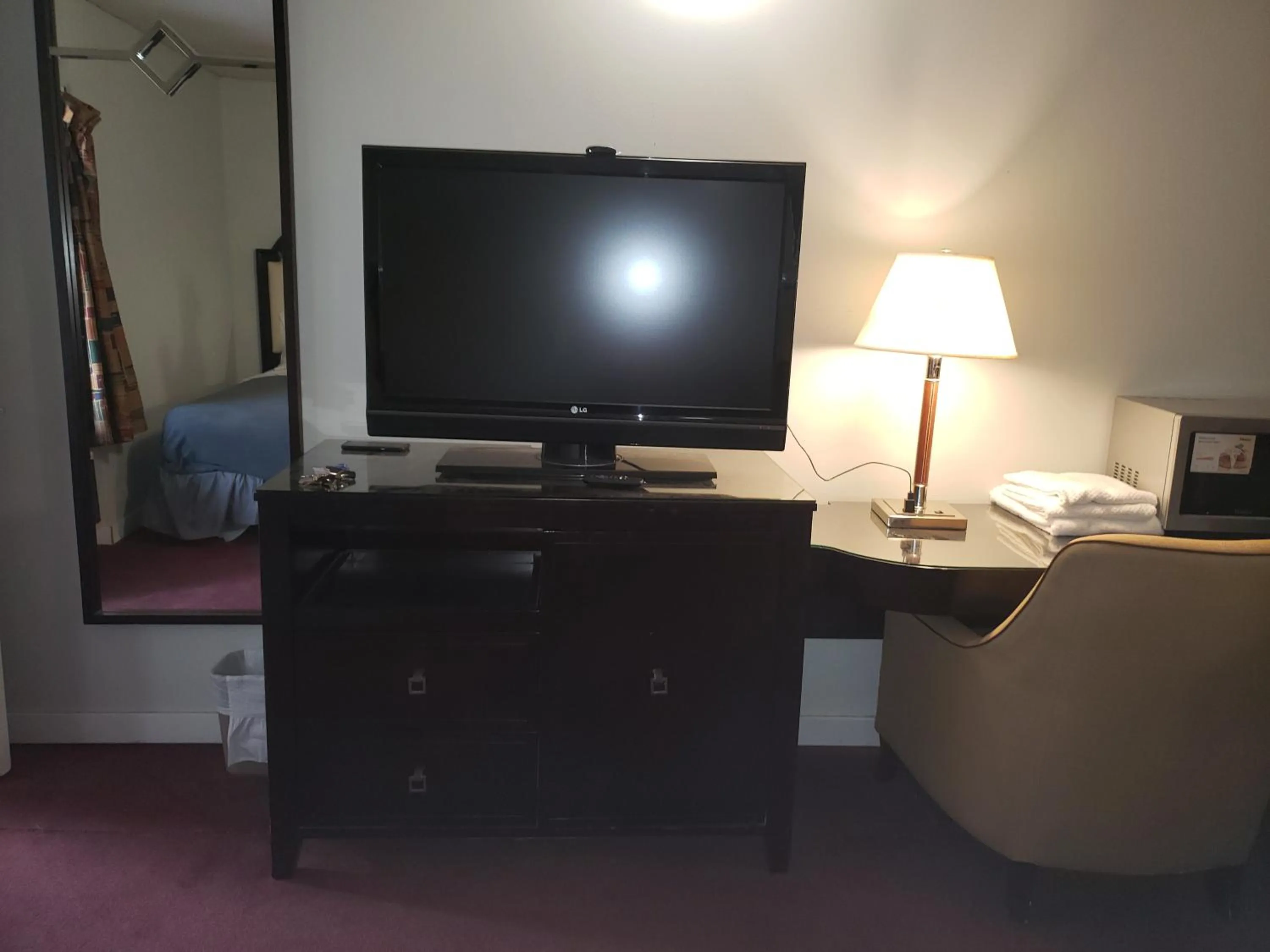 Queen Room with Two Queen Beds in Niagara Falls Courtside Inn