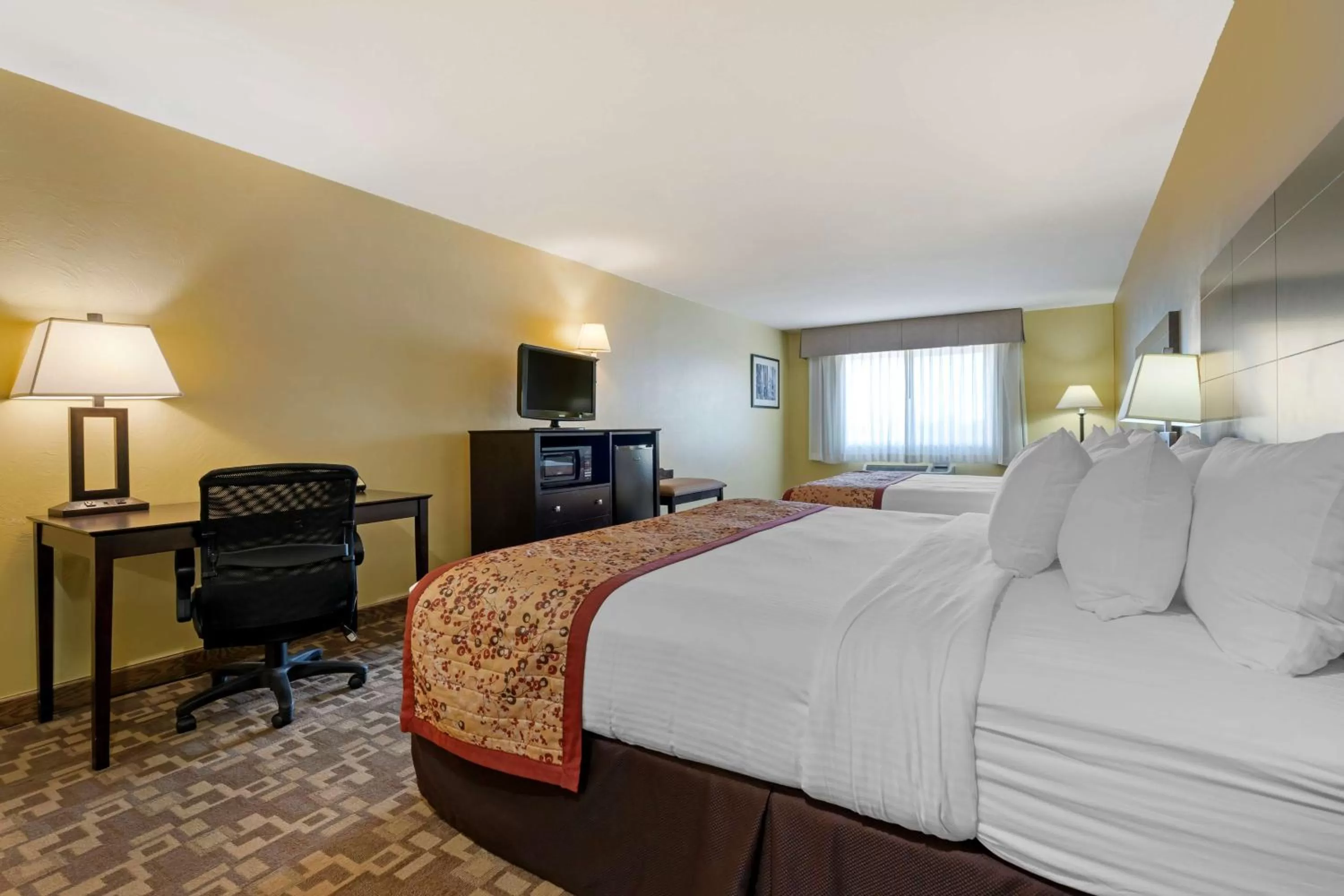 Queen Room with Two Queen Beds - Disability Access/Bath Tub in Best Western Blackfoot Inn