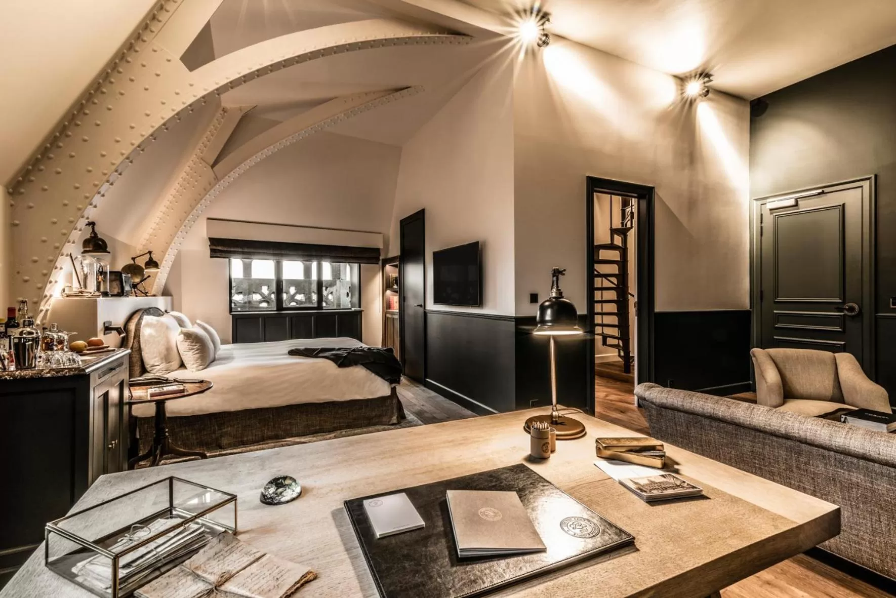 Superior King Suite in 1898 The Post