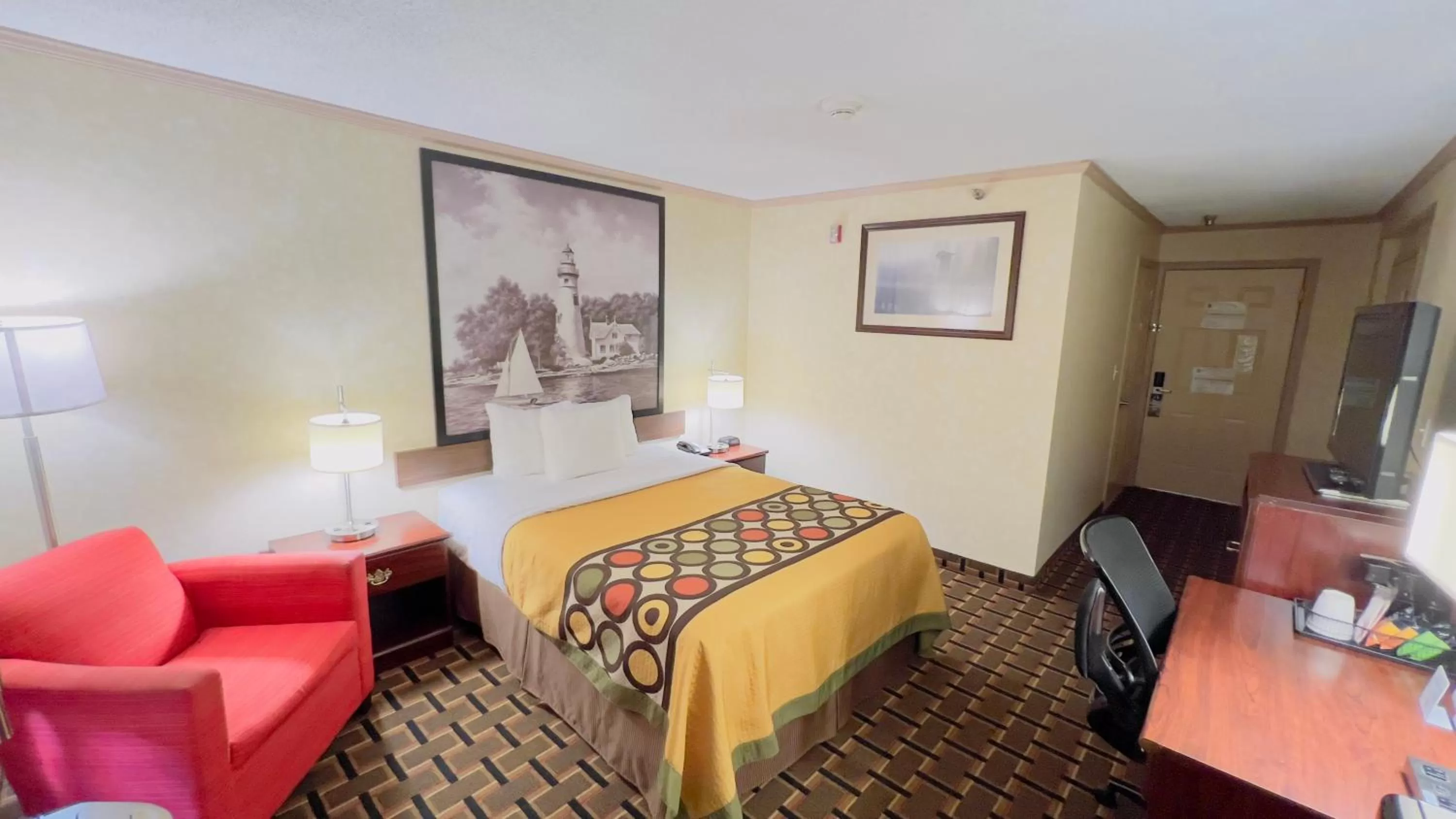 Queen Room - Mobility Access/Non-Smoking in Super 8 by Wyndham Maumee Perrysburg Toledo Area