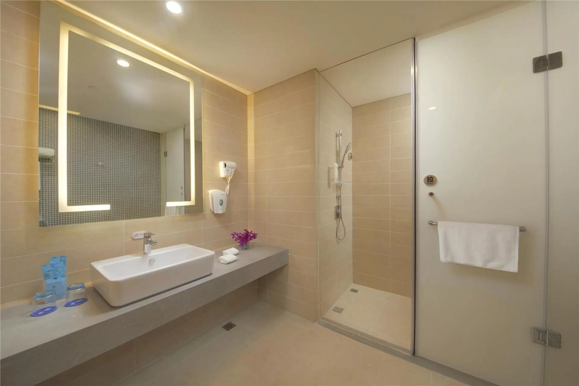 Standard King Room - High Floor in Holiday Inn Express Zhengzhou Zhengdong by IHG