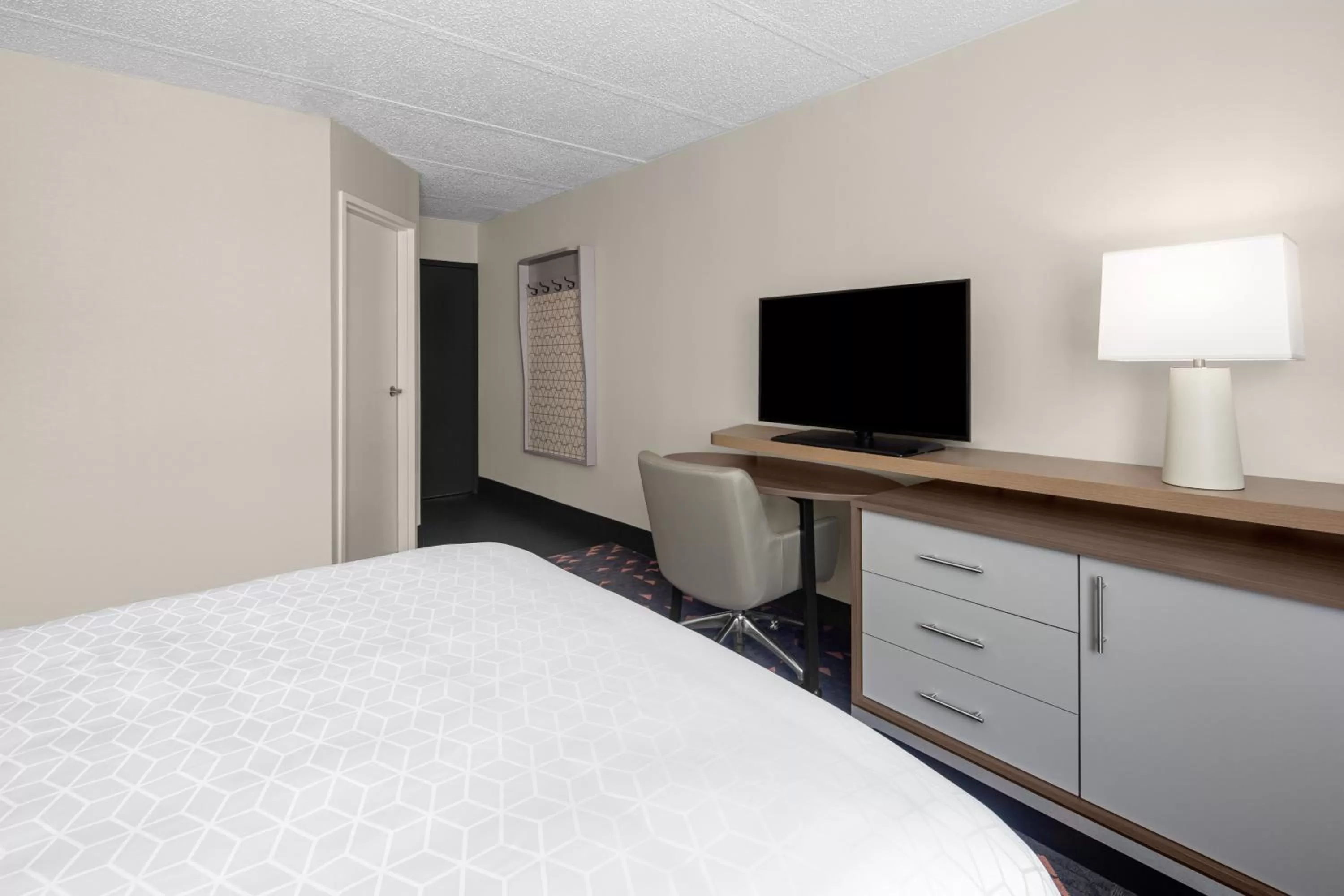 Standard Queen Room in Holiday Inn Hasbrouck Heights-Meadowlands by IHG