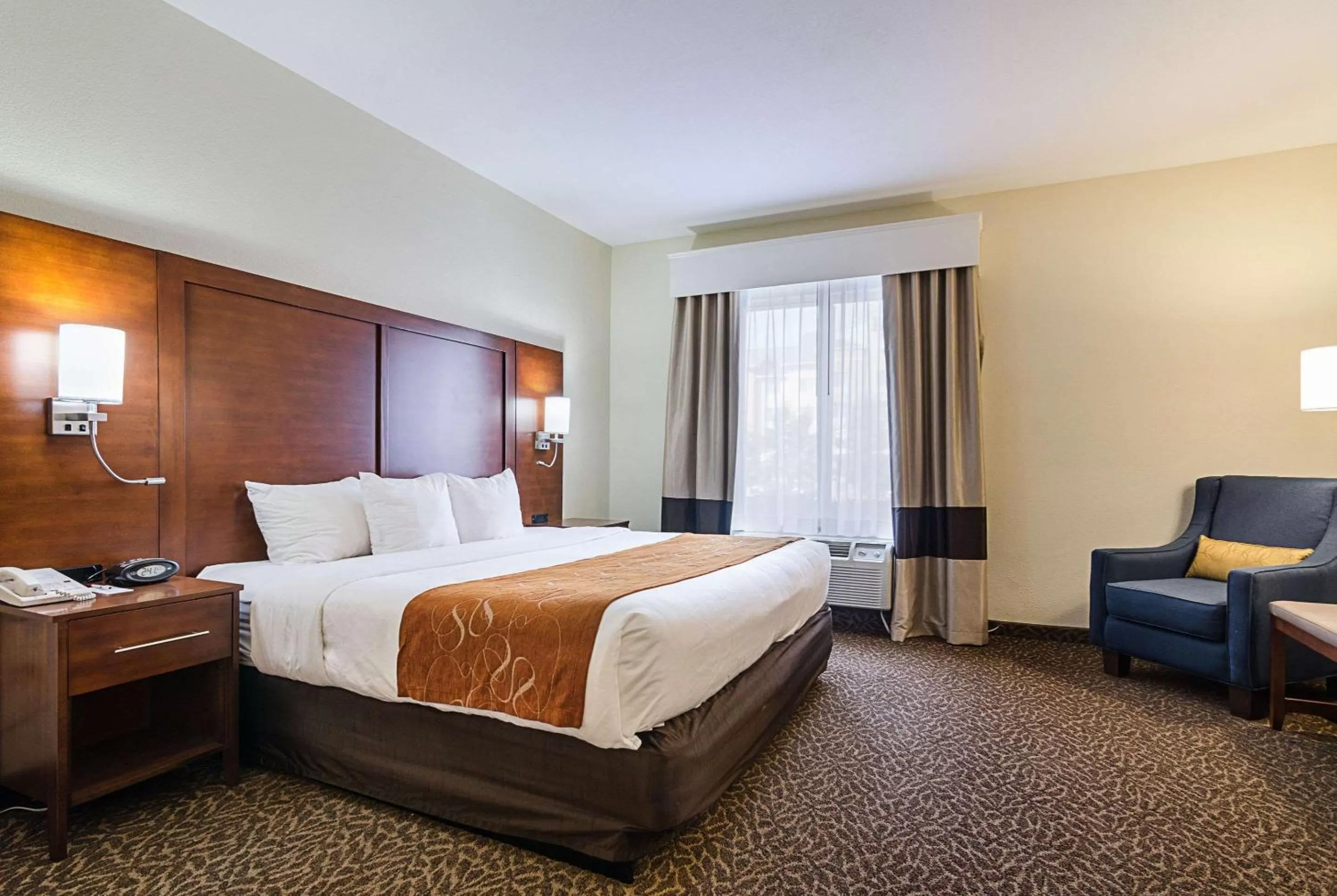 Photo of the whole room, Bed in Quality Suites Springdale West I-49