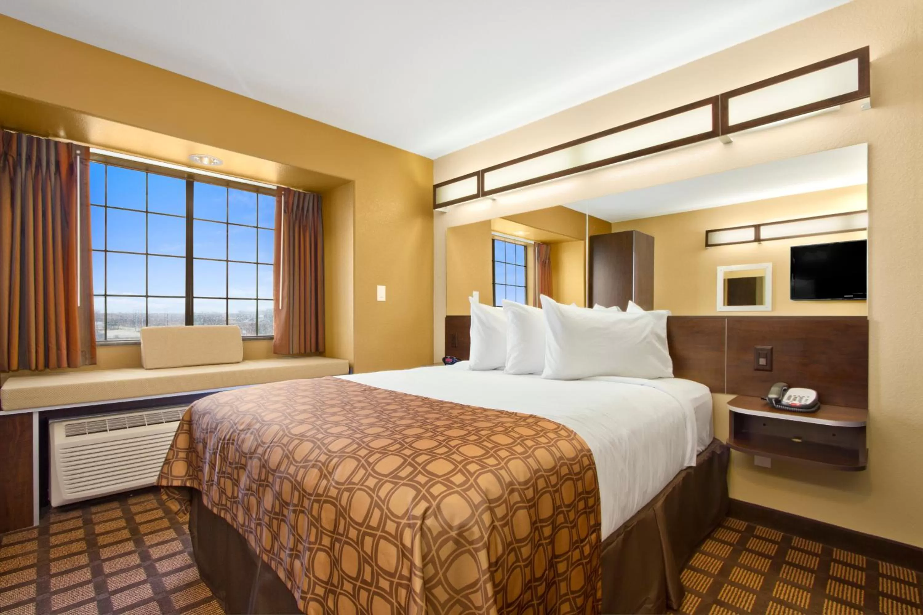 Queen Studio Suite with Bathub - Mobility/Hearing Accessible - Non-Smoking in Microtel Inn & Suites by Wyndham Round Rock