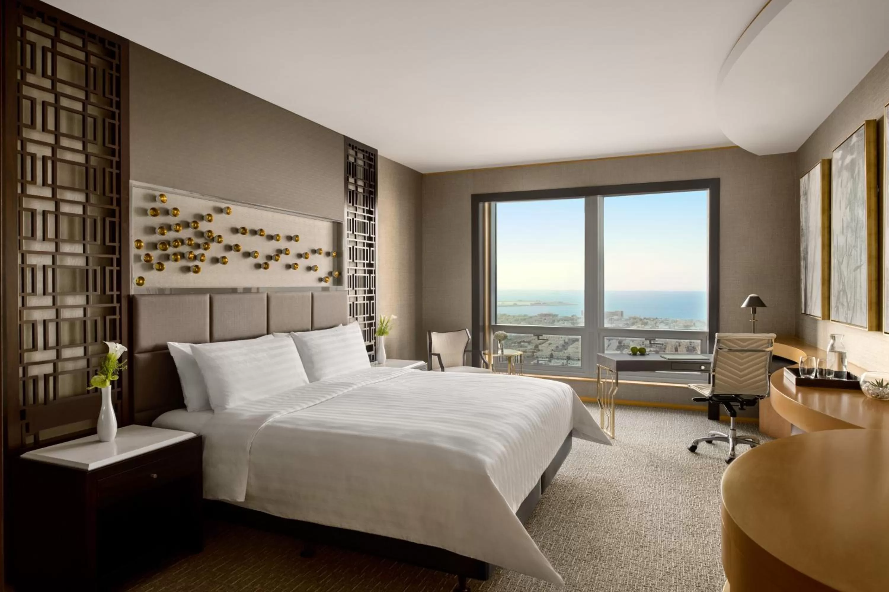 Horizon King Club Room - Lounge Access Including Afternoon Tea, All Day Soft Beverages, Evening Sundowners & Canapes  in Shangri-La Dubai