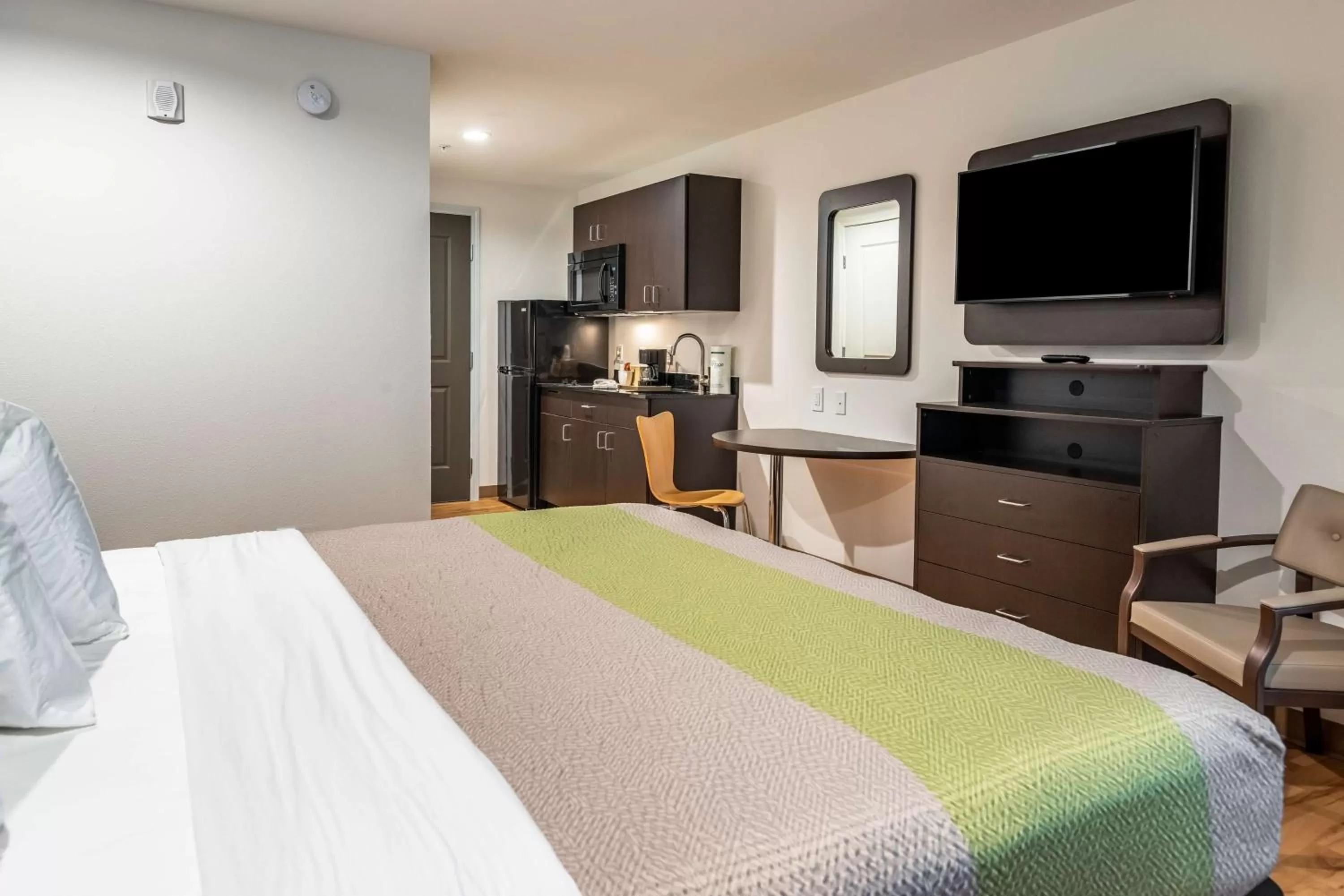 King Room with Roll-in Shower - Disability Access - Non-Smoking in Studio 6 Lake Charles