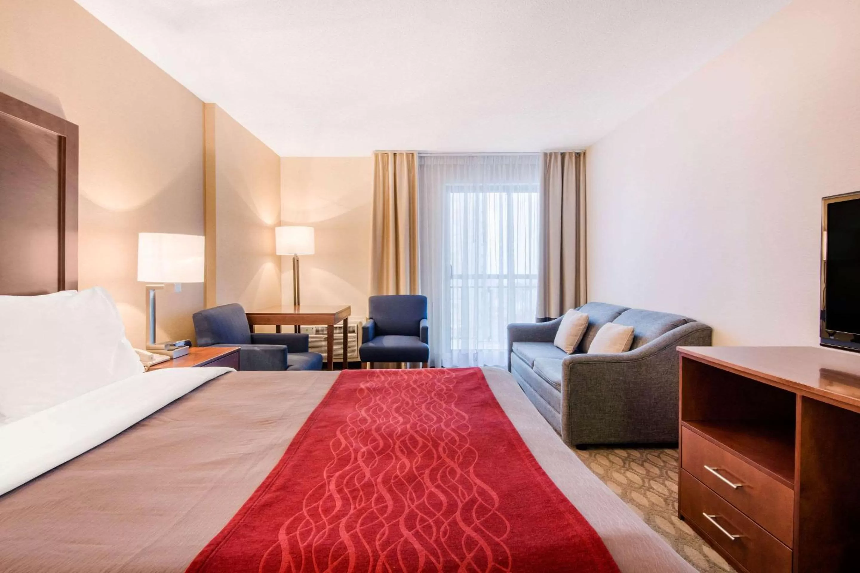 Queen Room with Sofa Bed in Comfort Inn Fallsview