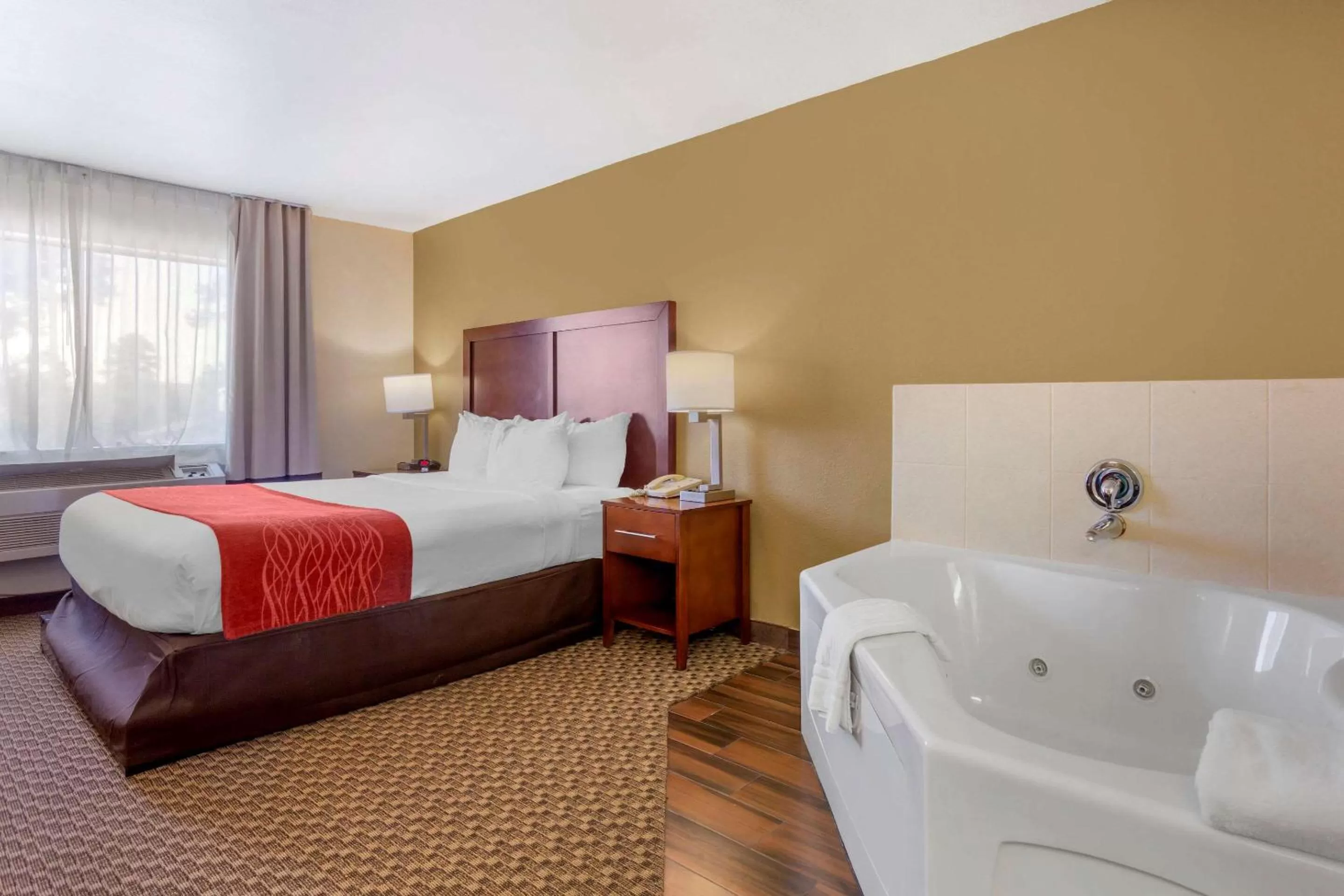 Deluxe King Room with Jacuzzi Tub - Non-Smoking in Comfort Inn Payson