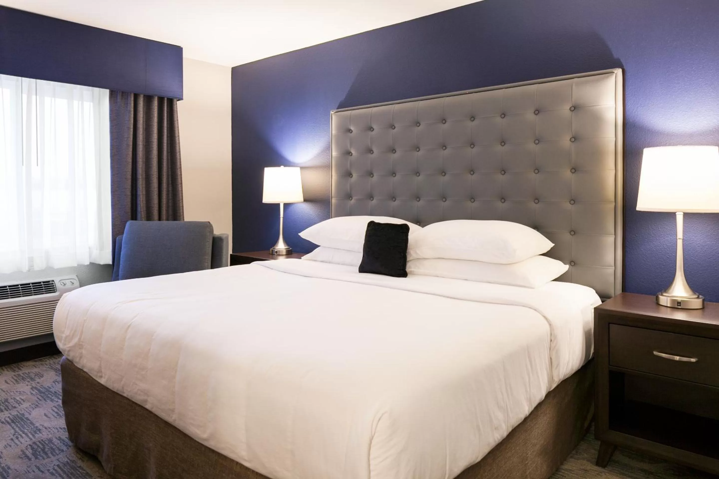 Deluxe King Room in Garner Hotel Auburn - Seattle by IHG