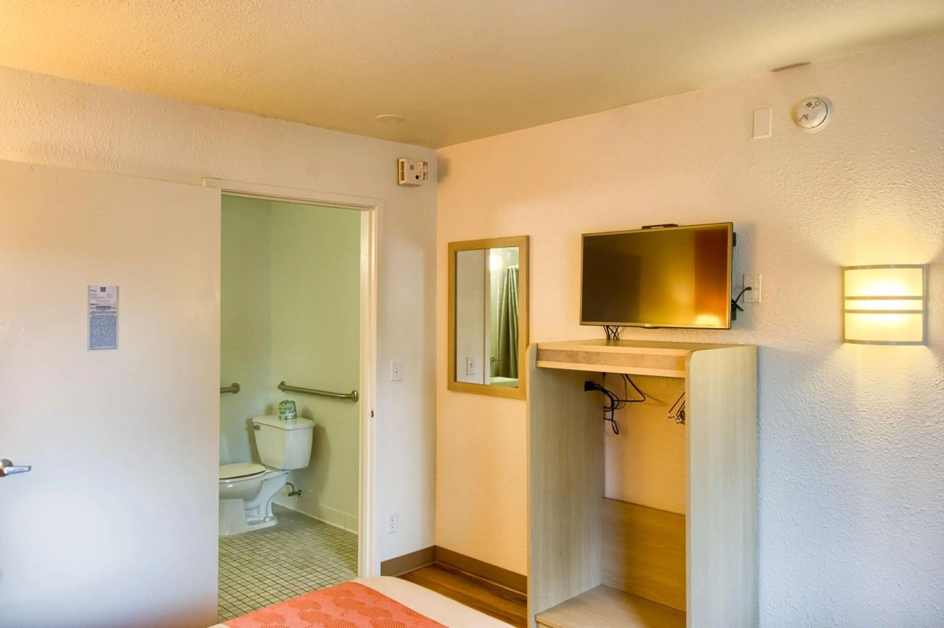 Deluxe Queen Room - single occupancy in Motel 6-Everett, WA - North