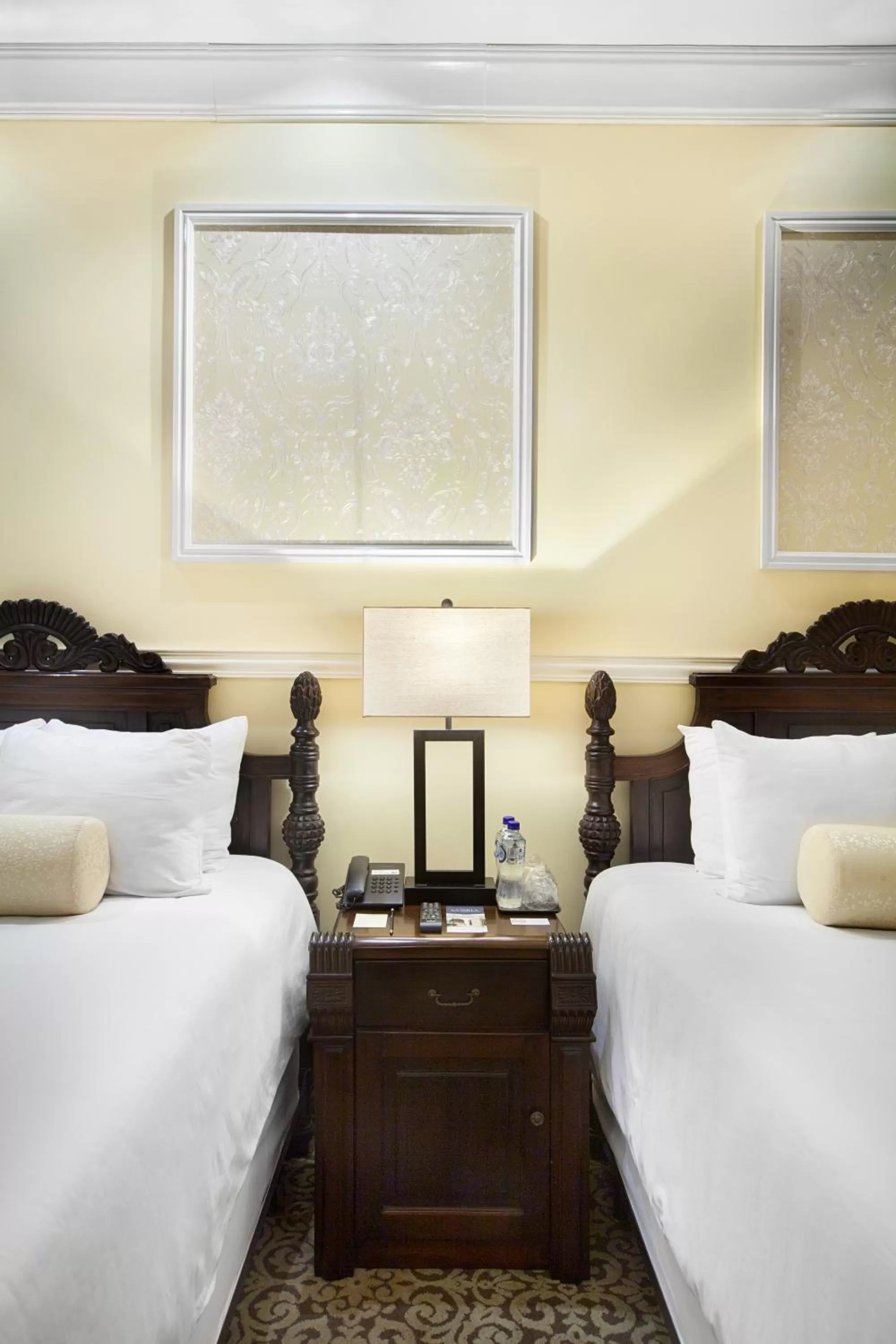 Prendedor - Historic Double Queen windowless in Hotel la Perla Leon