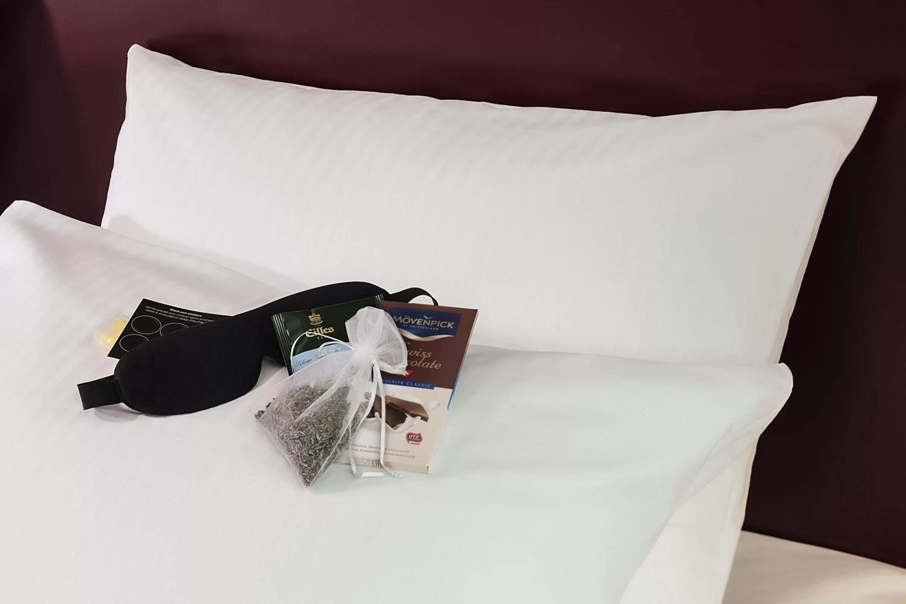 Night, Bed in MÖVENPICK Hotel Hamburg City
