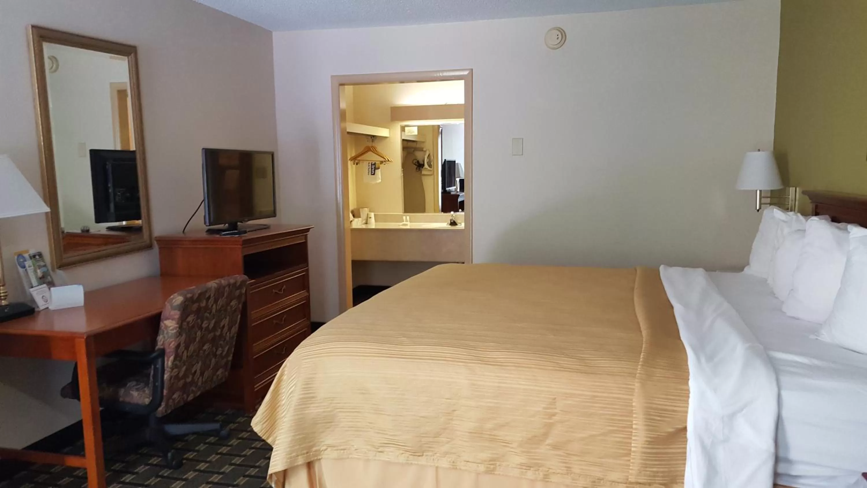 Photo of the whole room, Bed in Days Inn & Conf Center by Wyndham Southern Pines Pinehurst