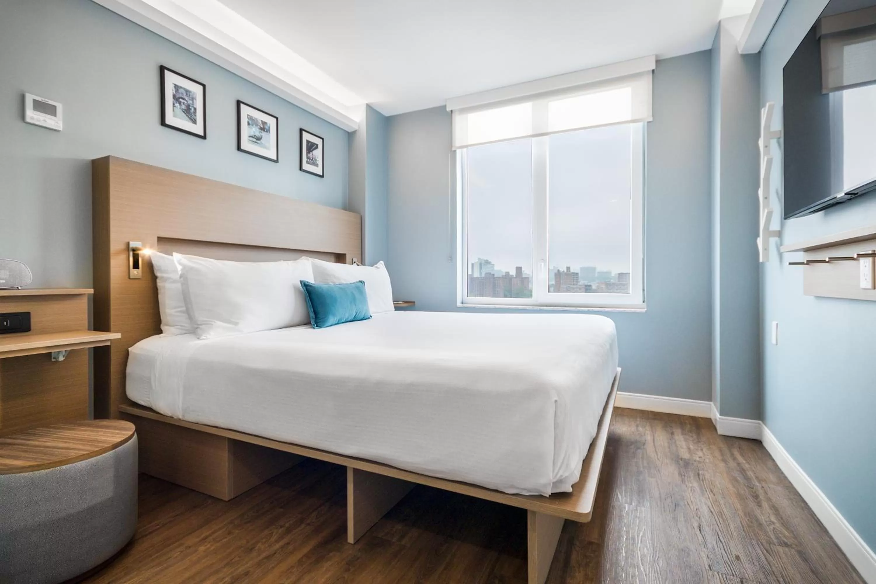Deluxe King Room - Non-Smoking in Wingate by Wyndham Bronx Haven Park