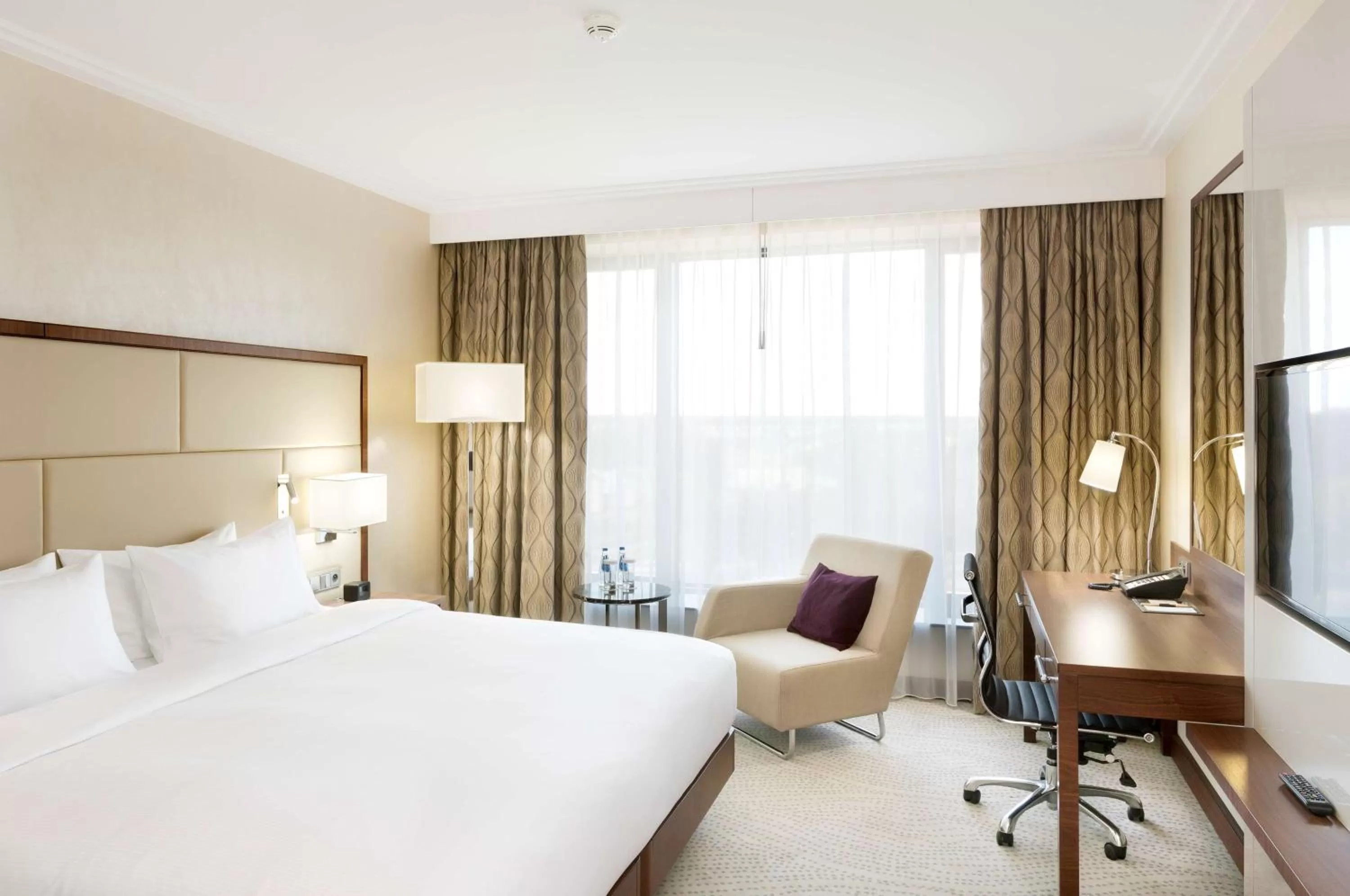 King Guest Room in DoubleTree by Hilton Hotel & Conference Centre Warsaw