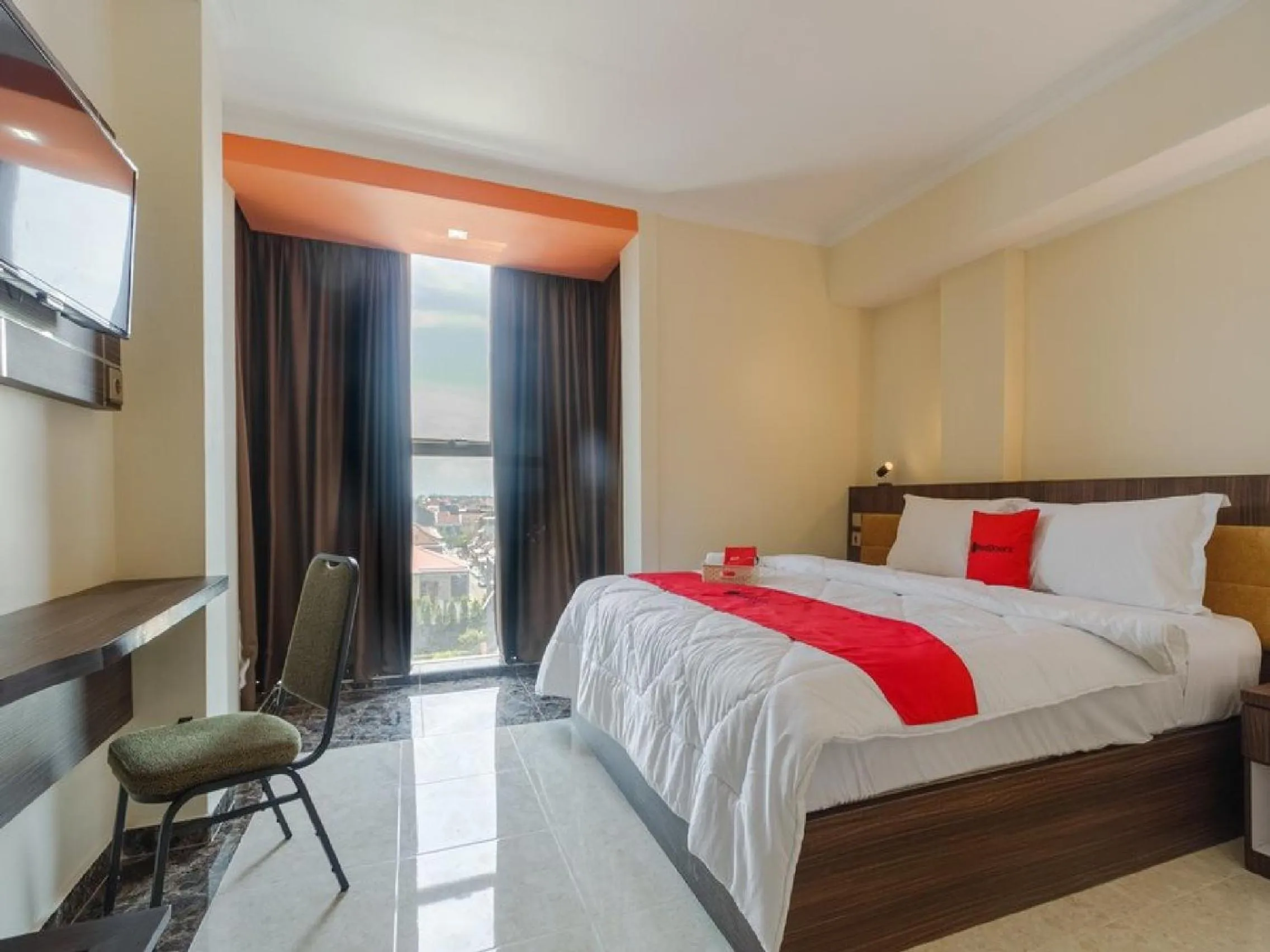 Large Double Room in RedDoorz Plus at Boulevard Panakkukang Makassar