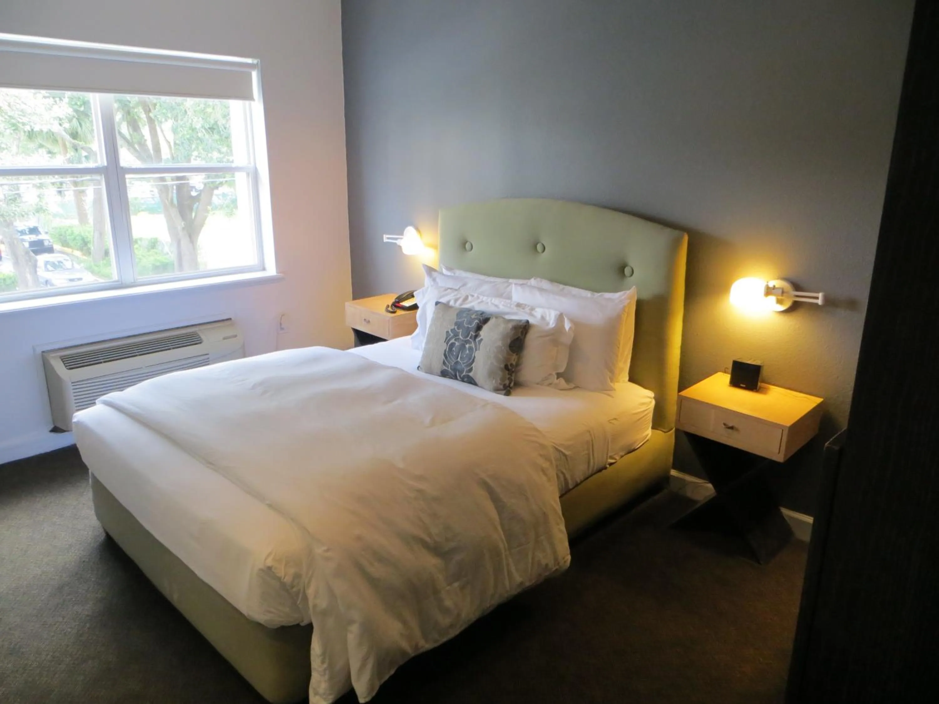 Deluxe Queen Room in The EO Inn - Downtown Orlando