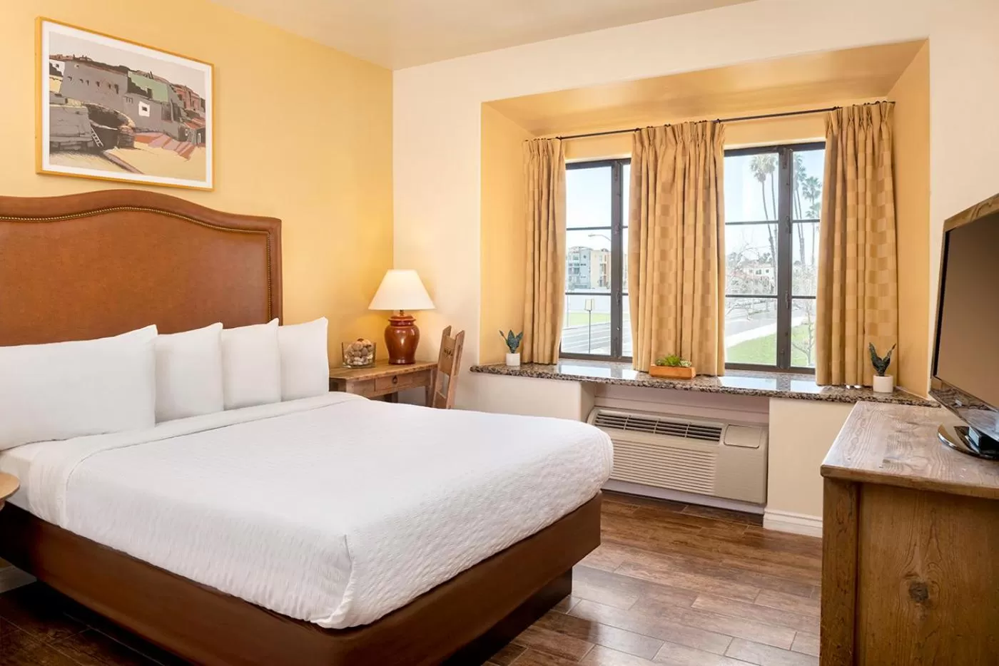 Queen Room in Clocktower Inn Ventura