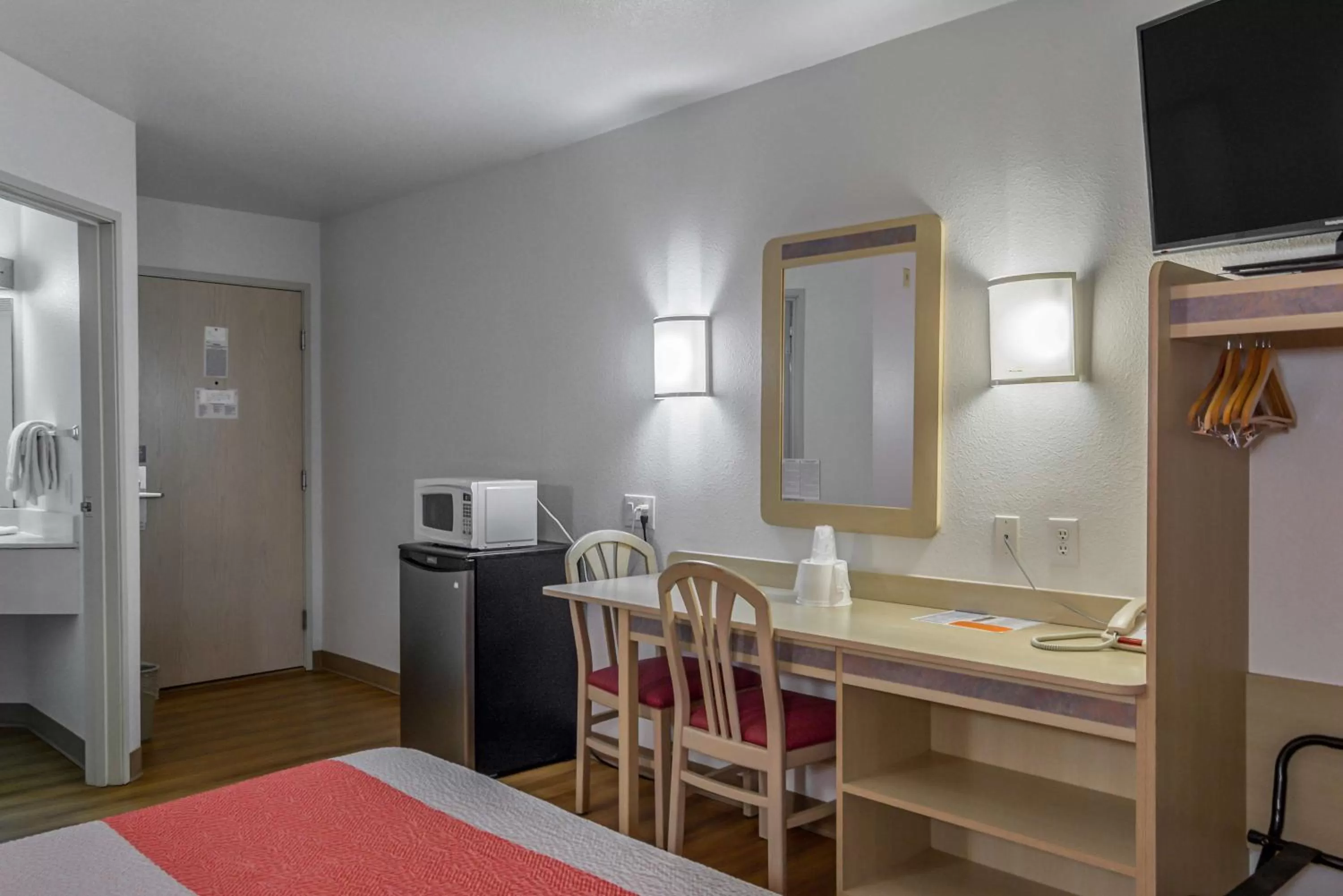 King Room - single occupancy - Disability Access - Non-Smoking in Motel 6-Redmond, OR