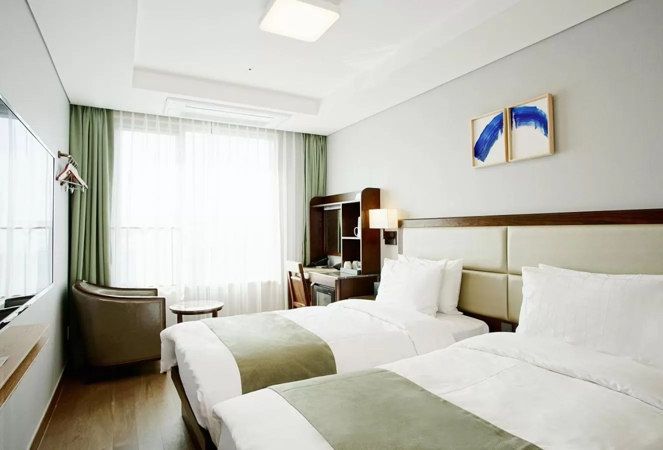 Standard Twin Room with Sea View in Stanford Hotel Busan