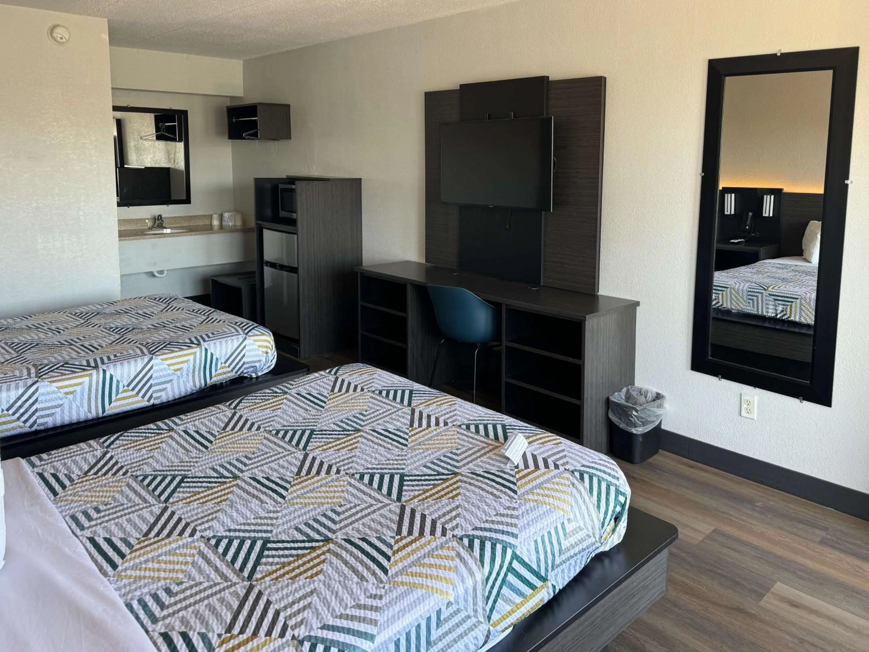 Quadruple Room - single occupancy in Motel 6-Cedar Rapids, IA