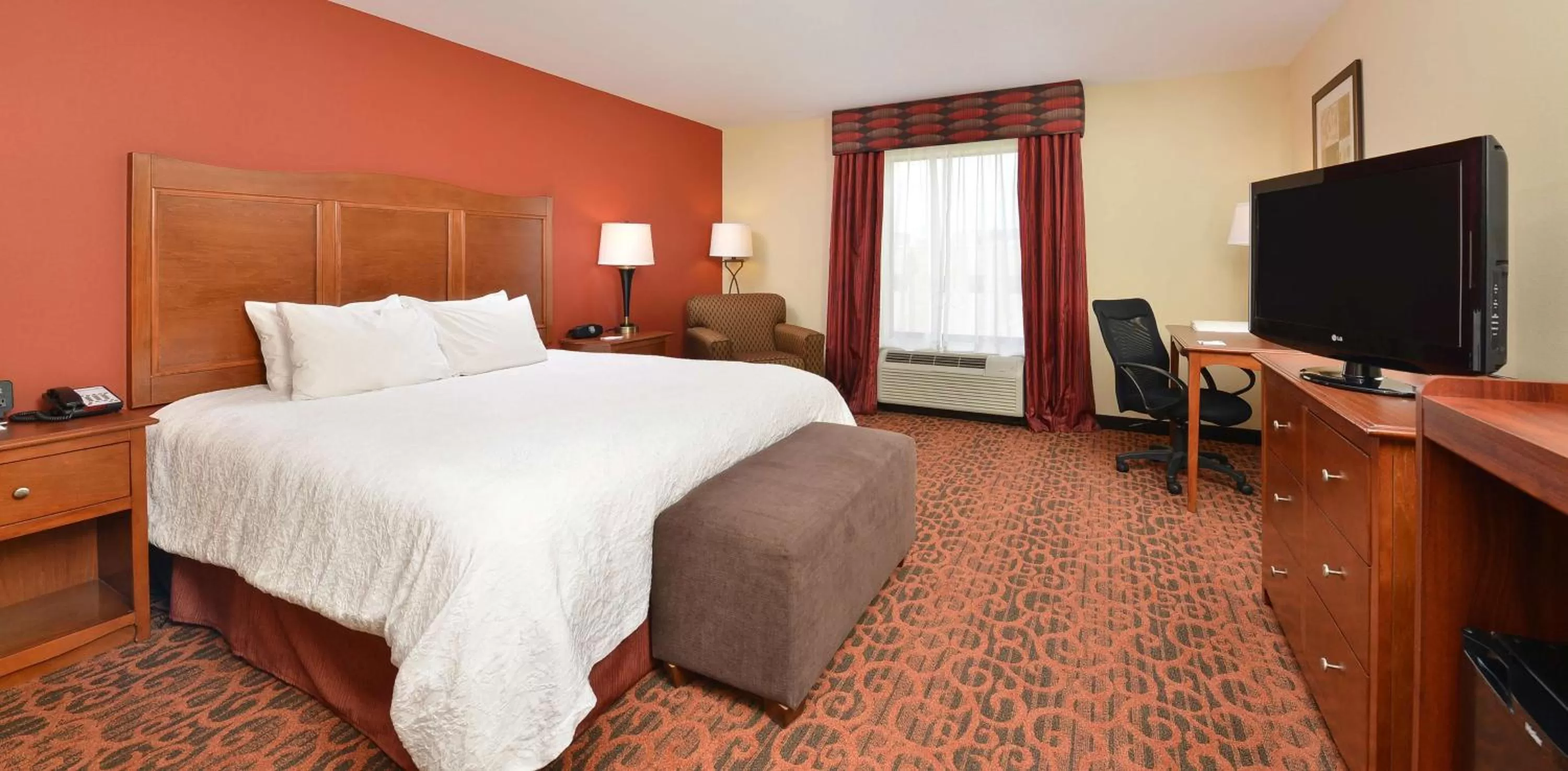 King Room with Accessible Tub - Mobility and Hearing Access/Non-Smoking in Hampton Inn Ottumwa