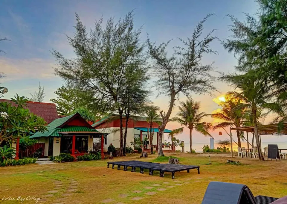 Family Room with Sea View in Golden Bay Cottage - SHA Extra Plus