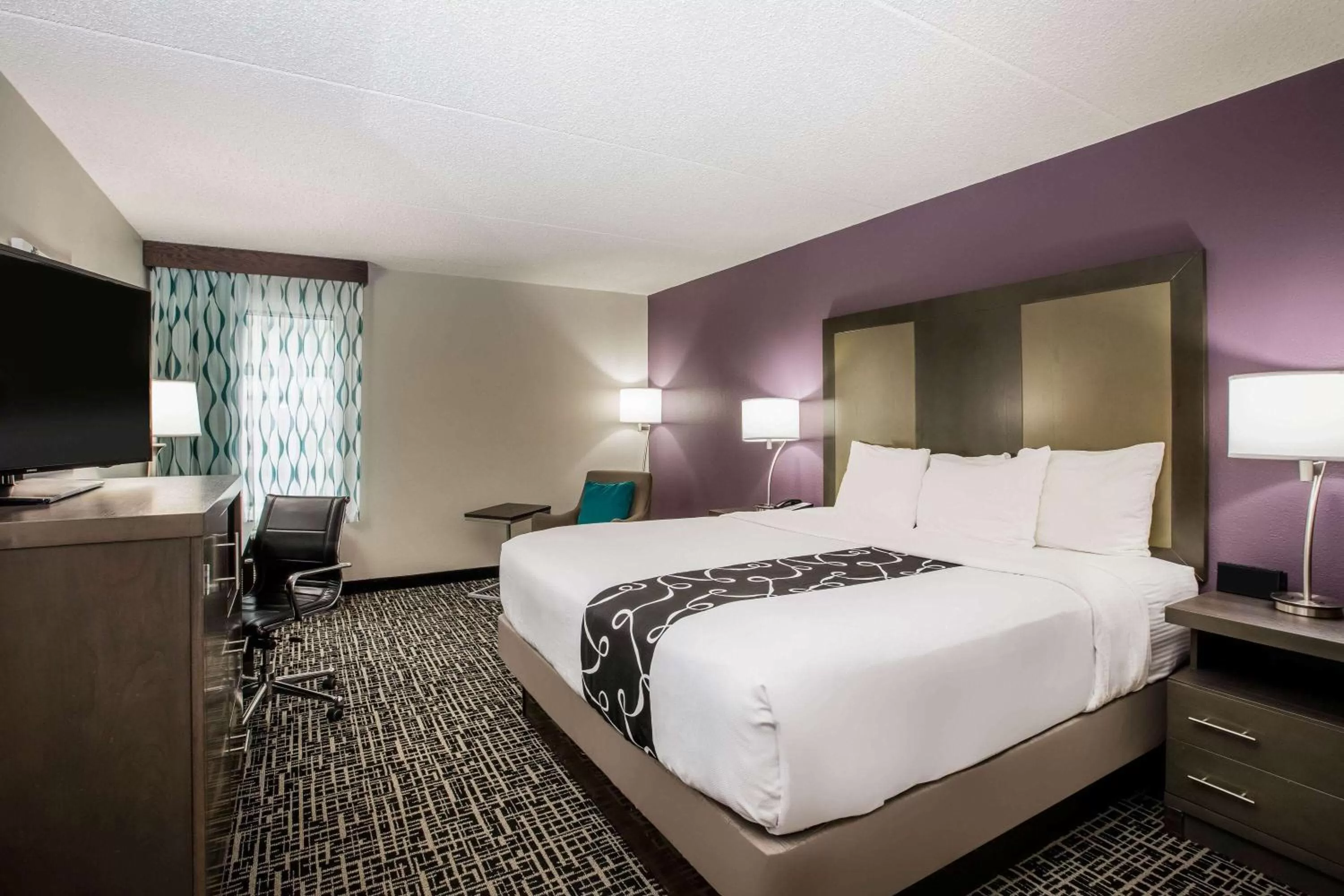 Deluxe King Room in La Quinta Inn by Wyndham Davenport & Conference Center