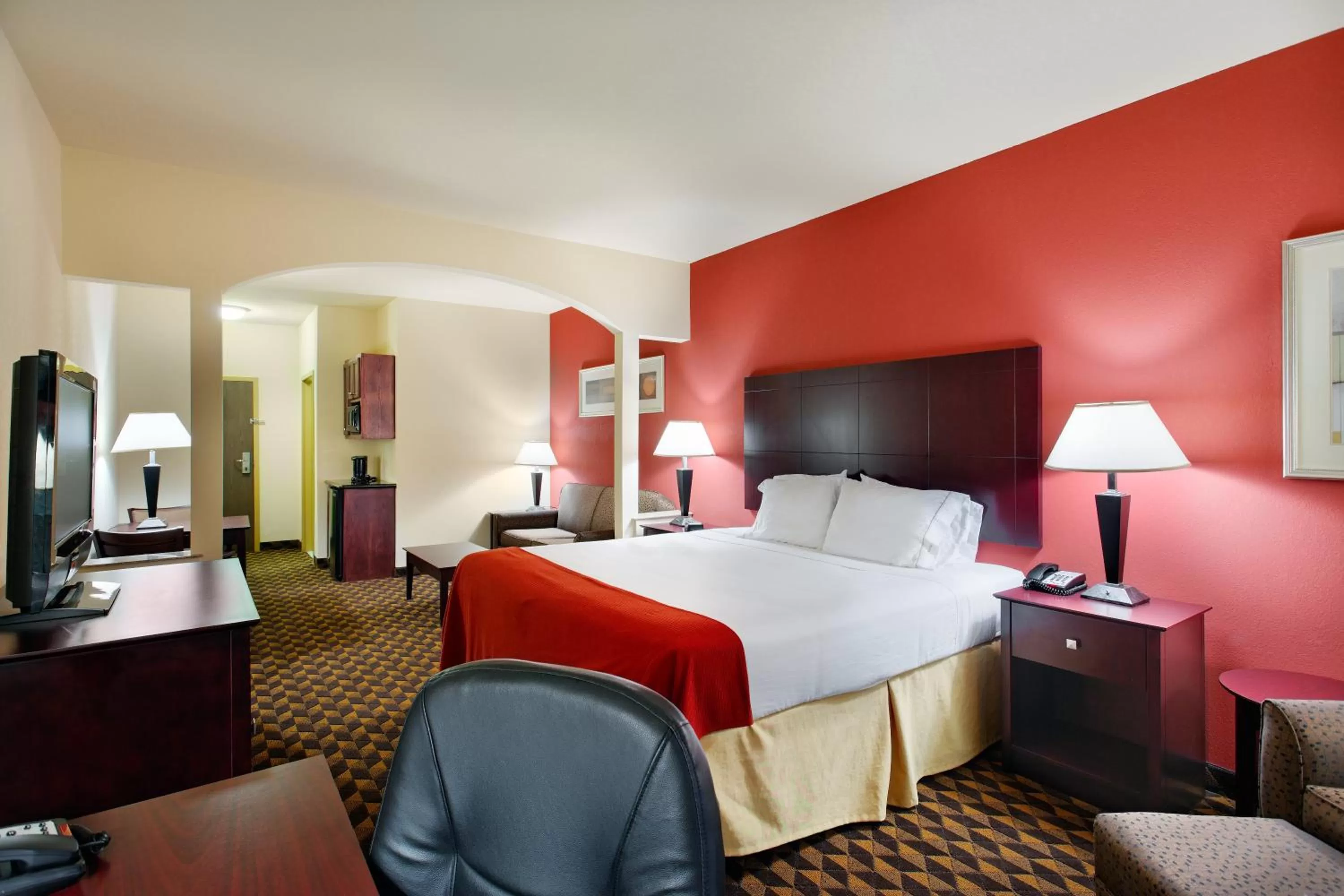 King Suite - Communication Accessible in Holiday Inn Express & Suites Malvern by IHG