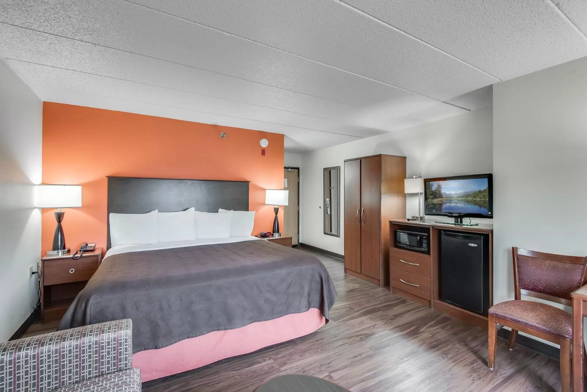 King Suite - Non-Smoking in AmericInn by Wyndham Coon Rapids