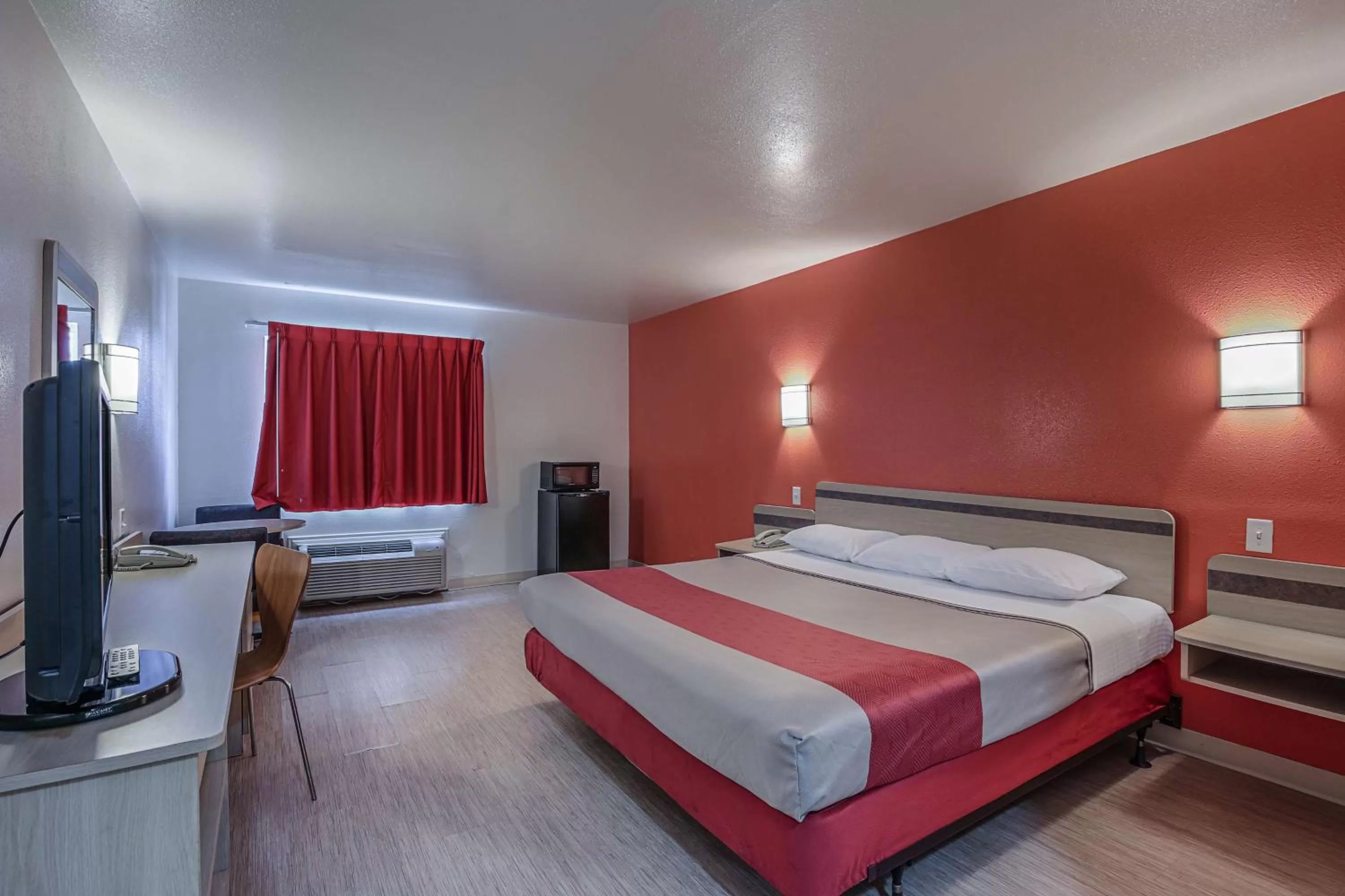 Deluxe King Room - Non-Smoking in Motel 6-Pasadena, TX