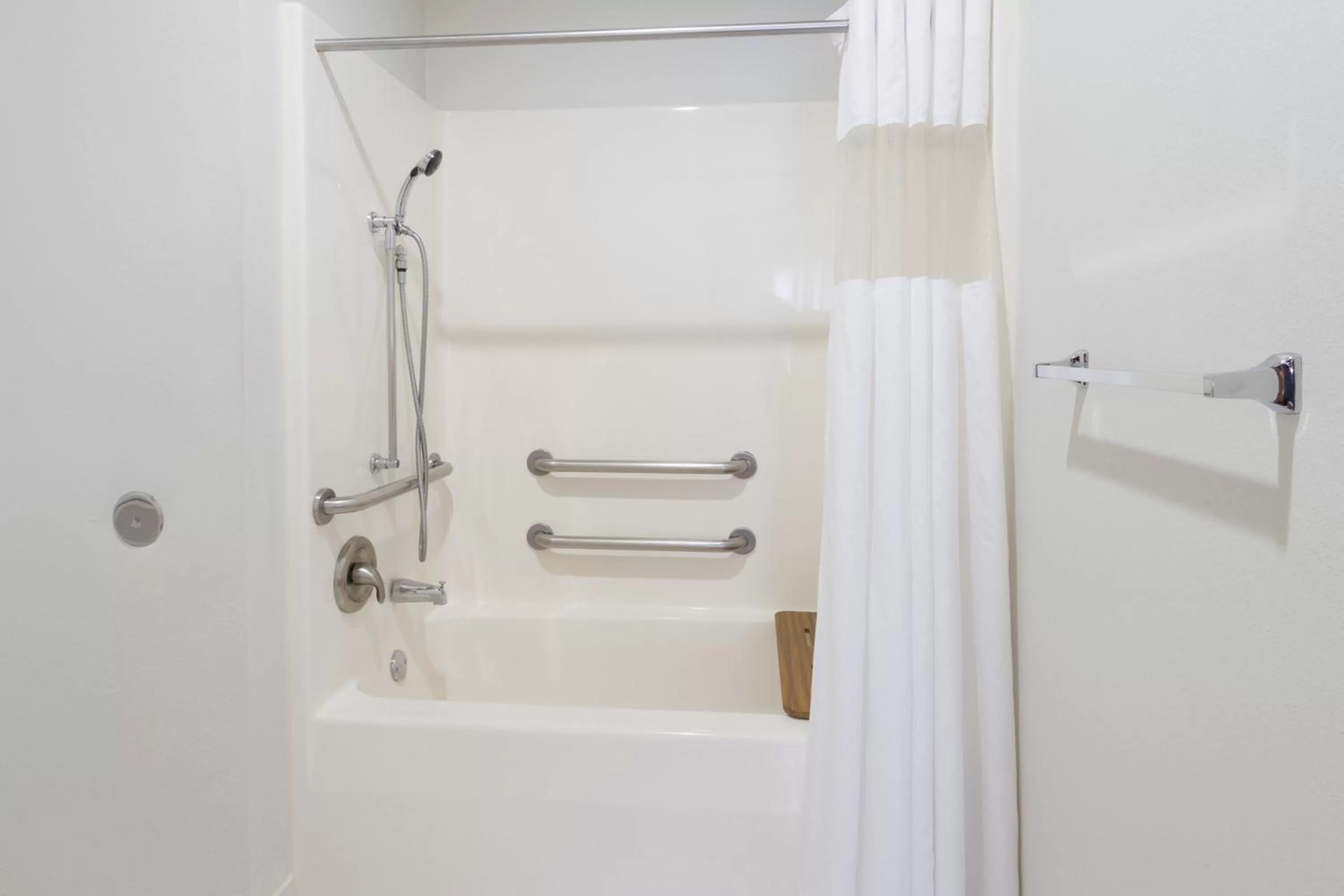 Queen Room - Disability Access/Non-Smoking in Baymont by Wyndham Rockford