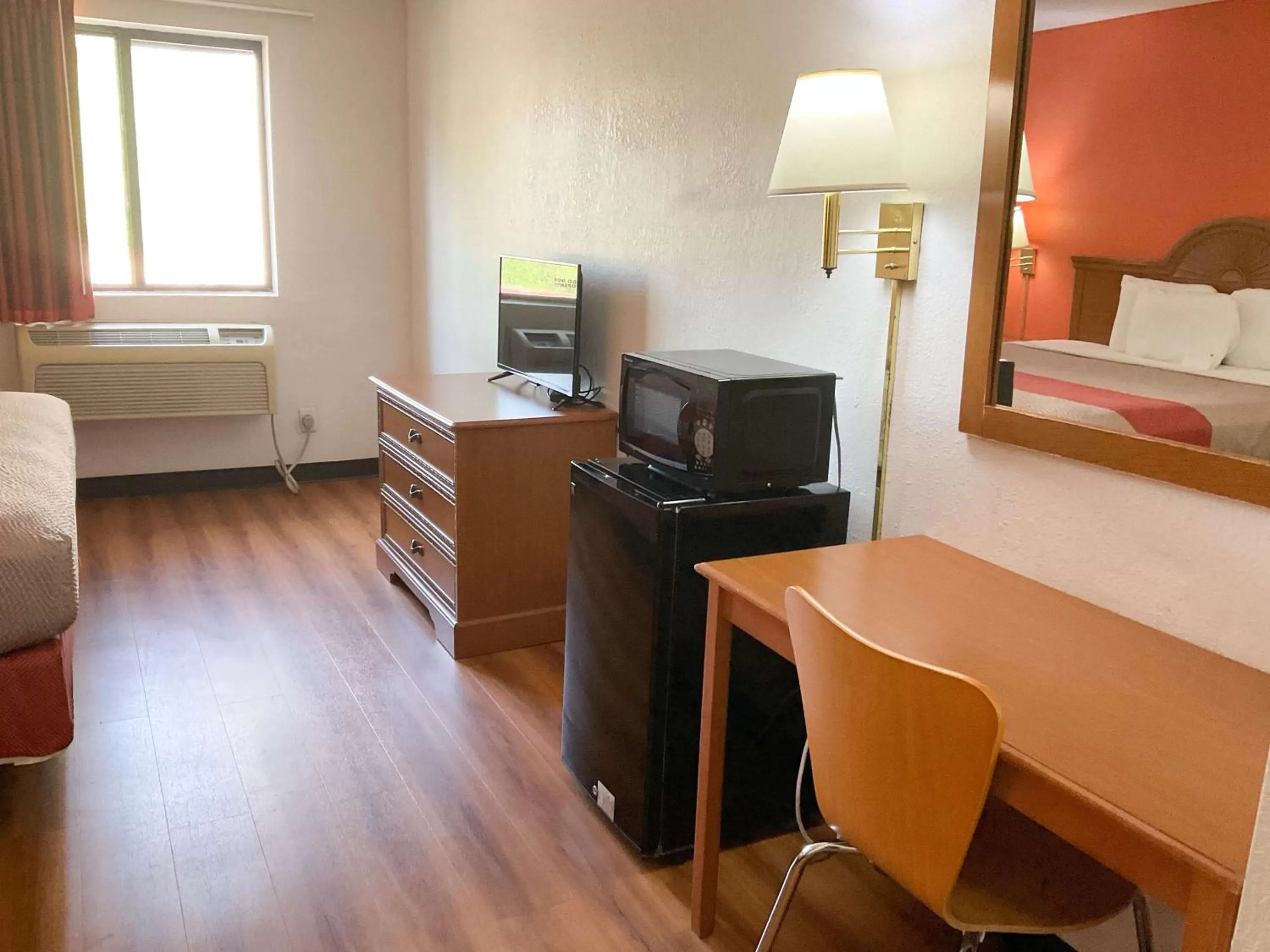 King Room - Non-Smoking in Motel 6-Hannibal, MO