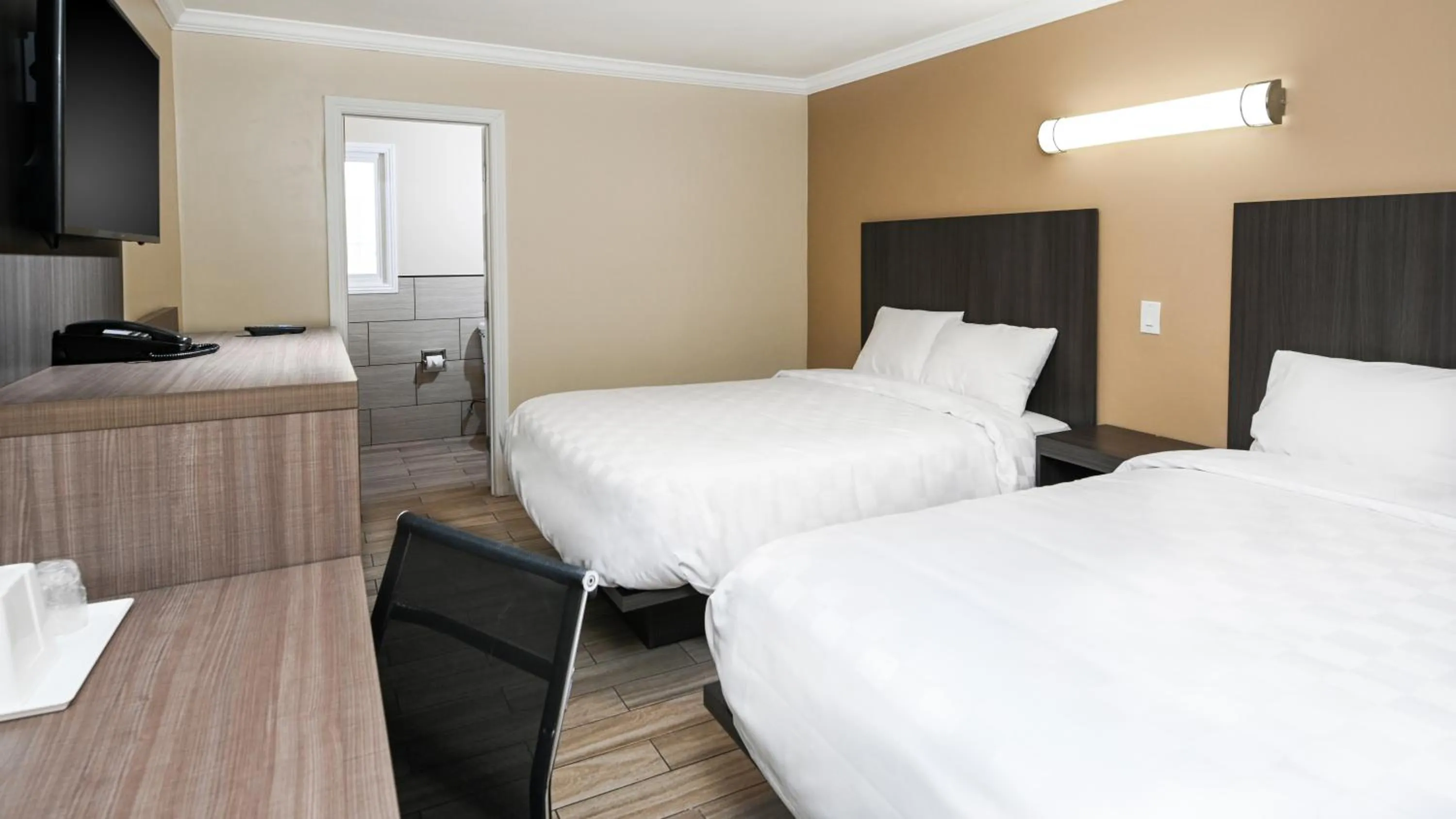 Queen Room with Two Queen Beds in Sea Rock Inn - Long Beach