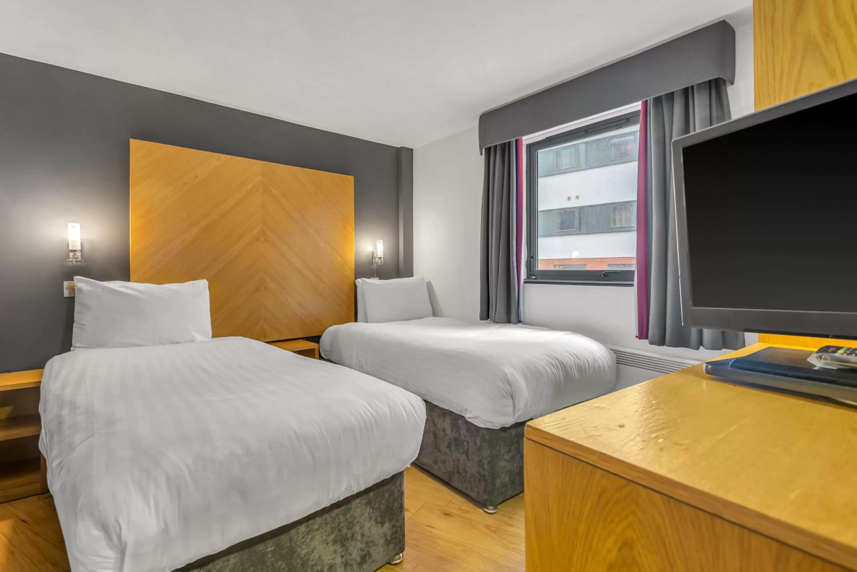 Superior Twin Room in Roomzzz Leeds City West