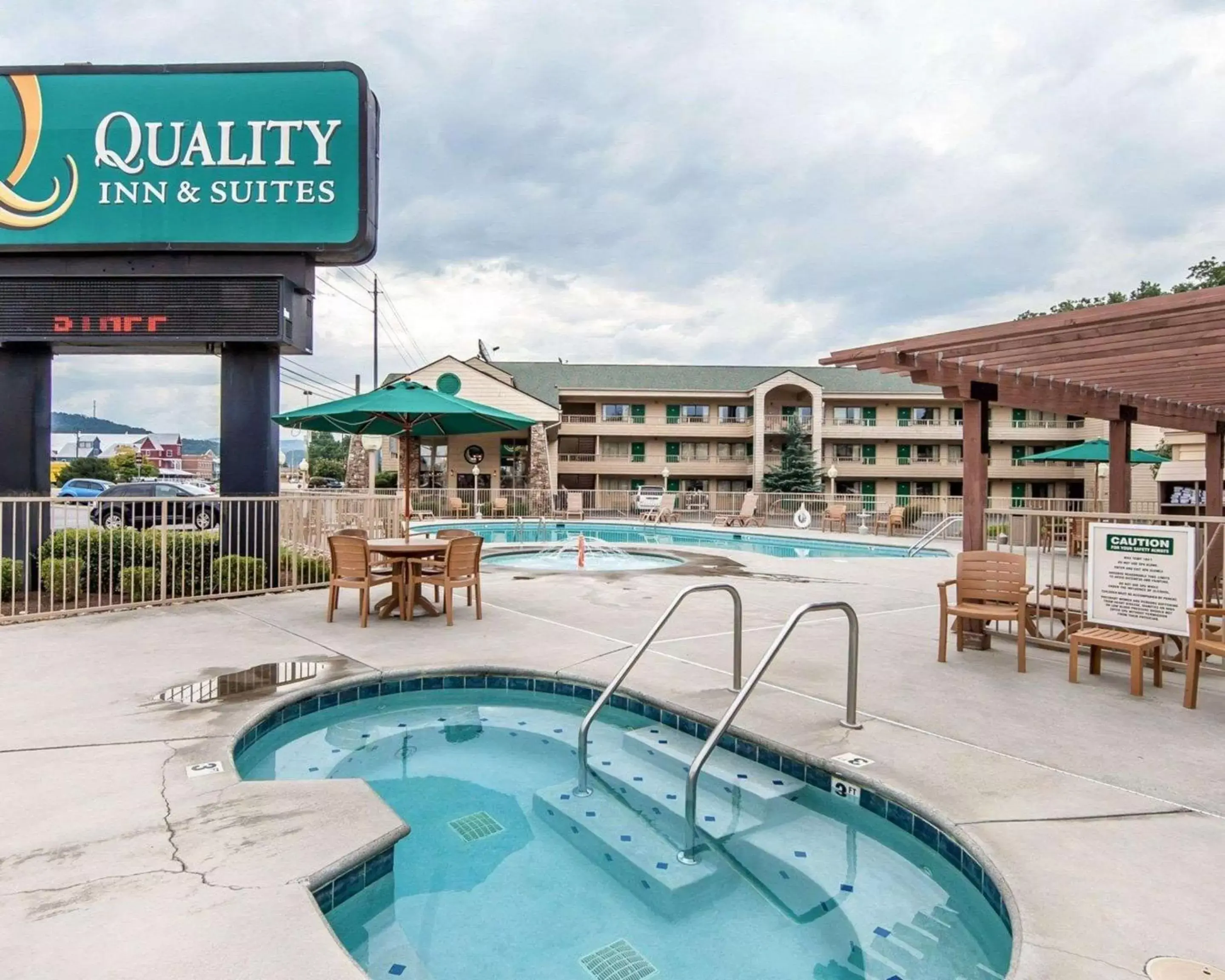 Quality Inn & Suites at Dollywood Lane Quality Inn & Suites at Dollywood Lane