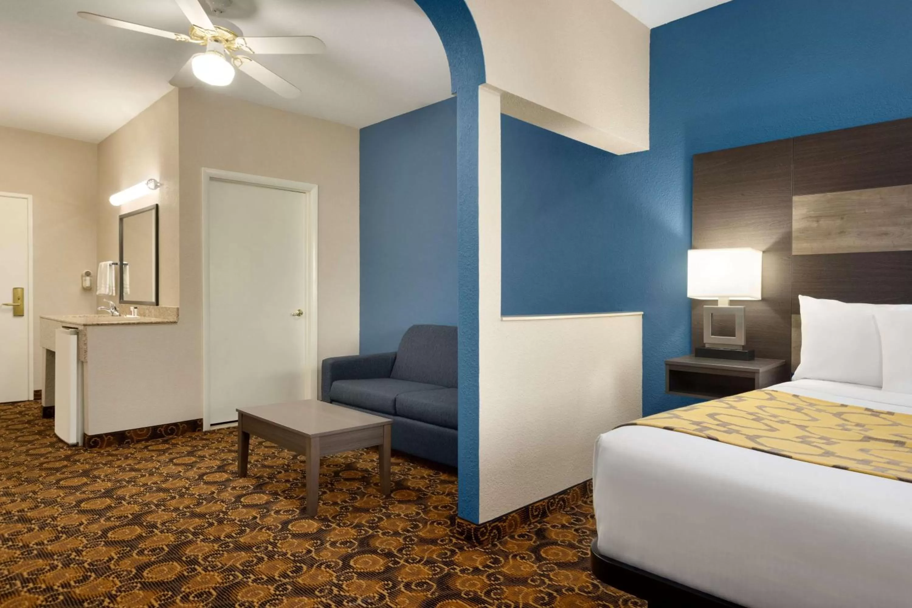 King Suite - Non-Smoking in Baymont by Wyndham Winchester