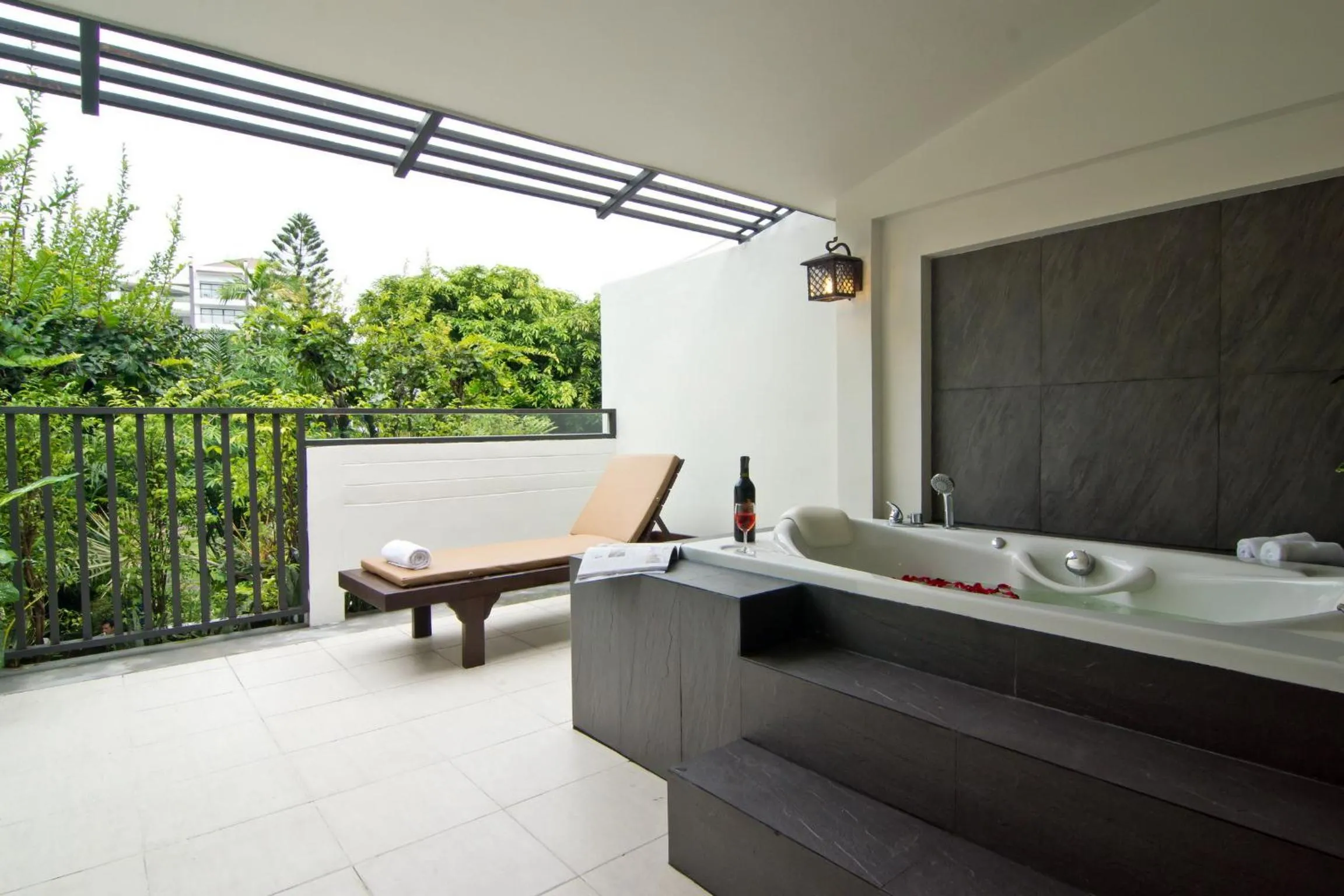 Bathroom in Sunshine Garden Resort
