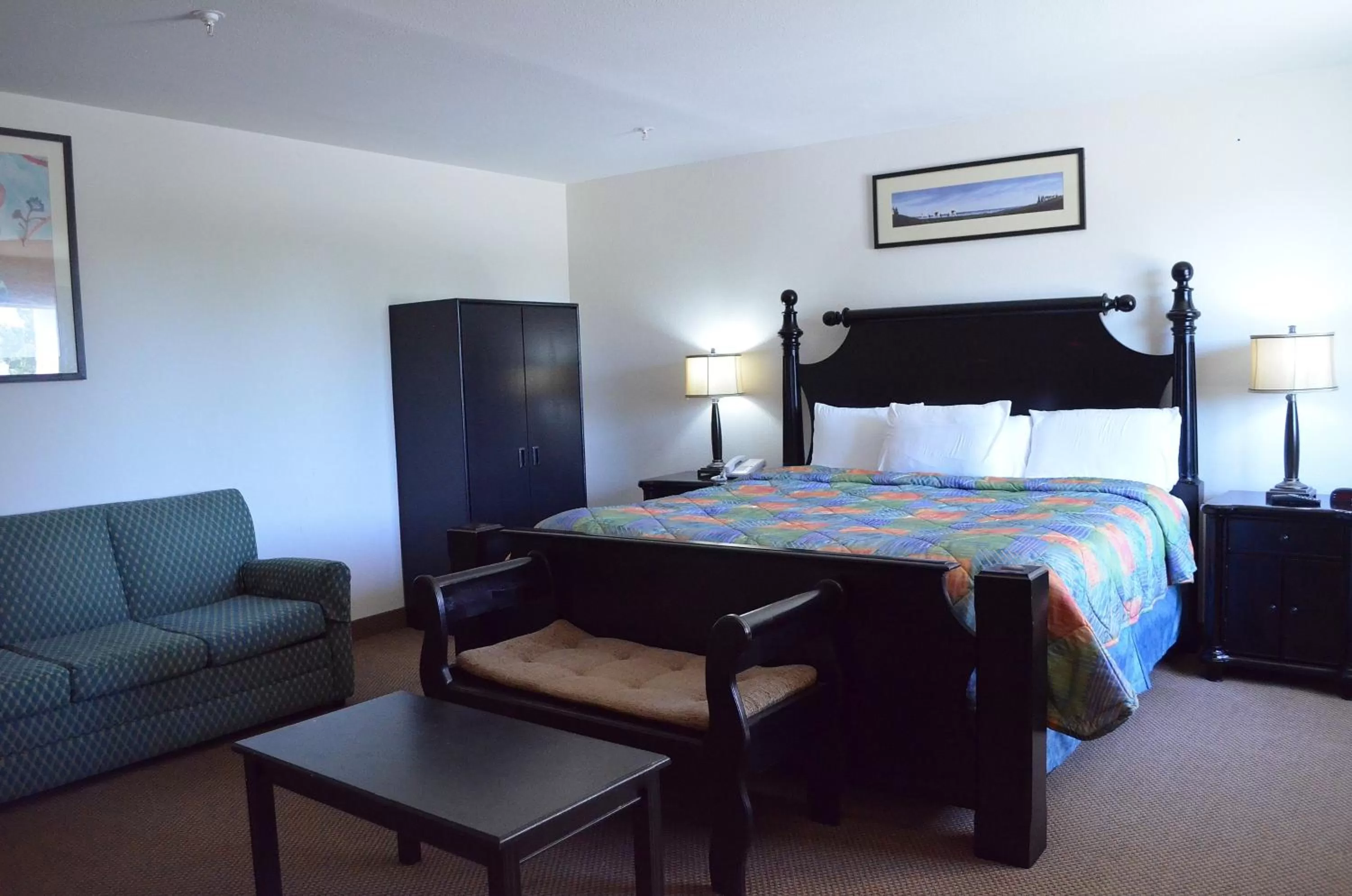 King Room - Non-Smoking in Knights Inn Quincy