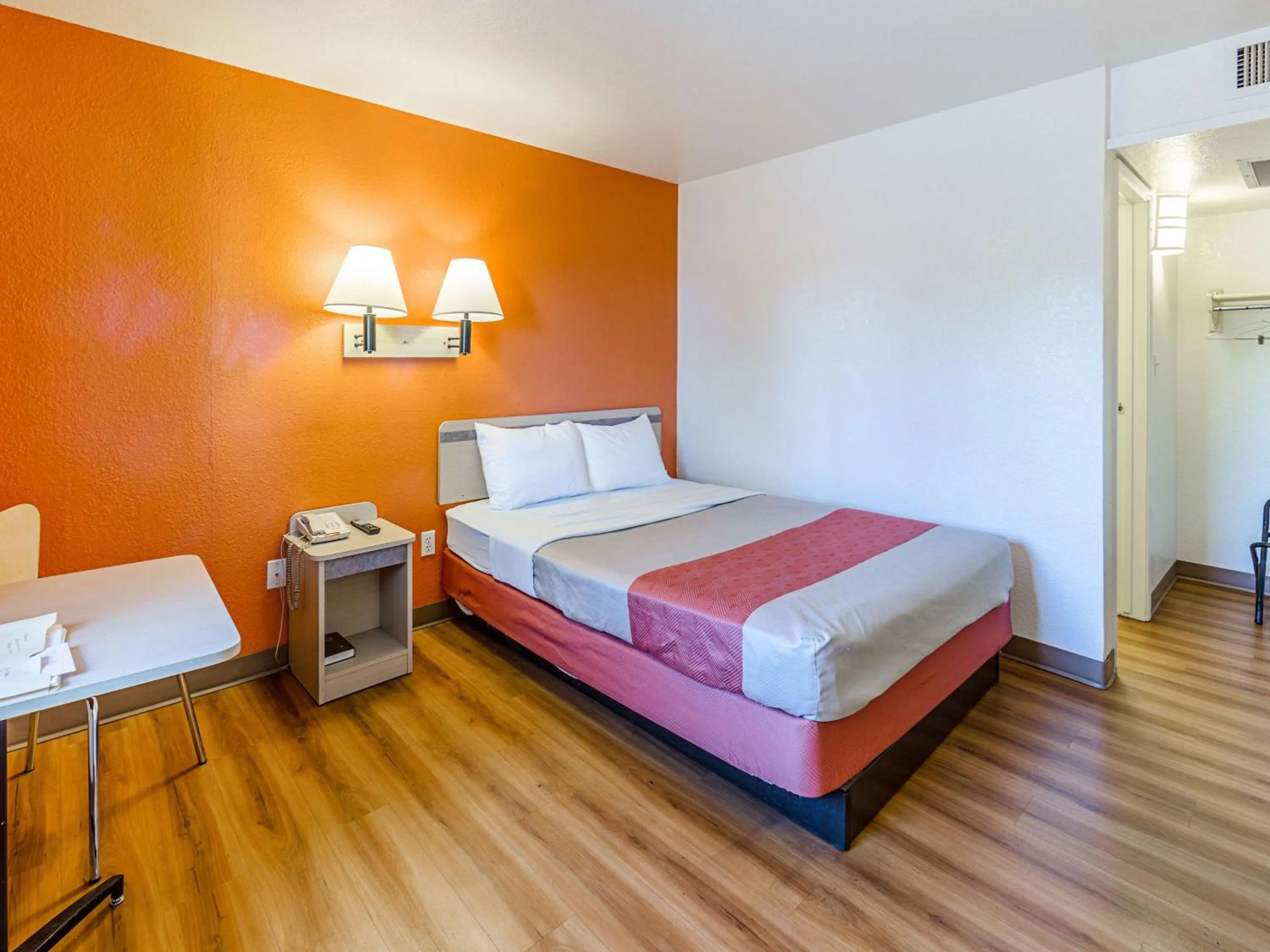 Queen Room - single occupancy - Non-Smoking in Motel 6-Yreka, CA