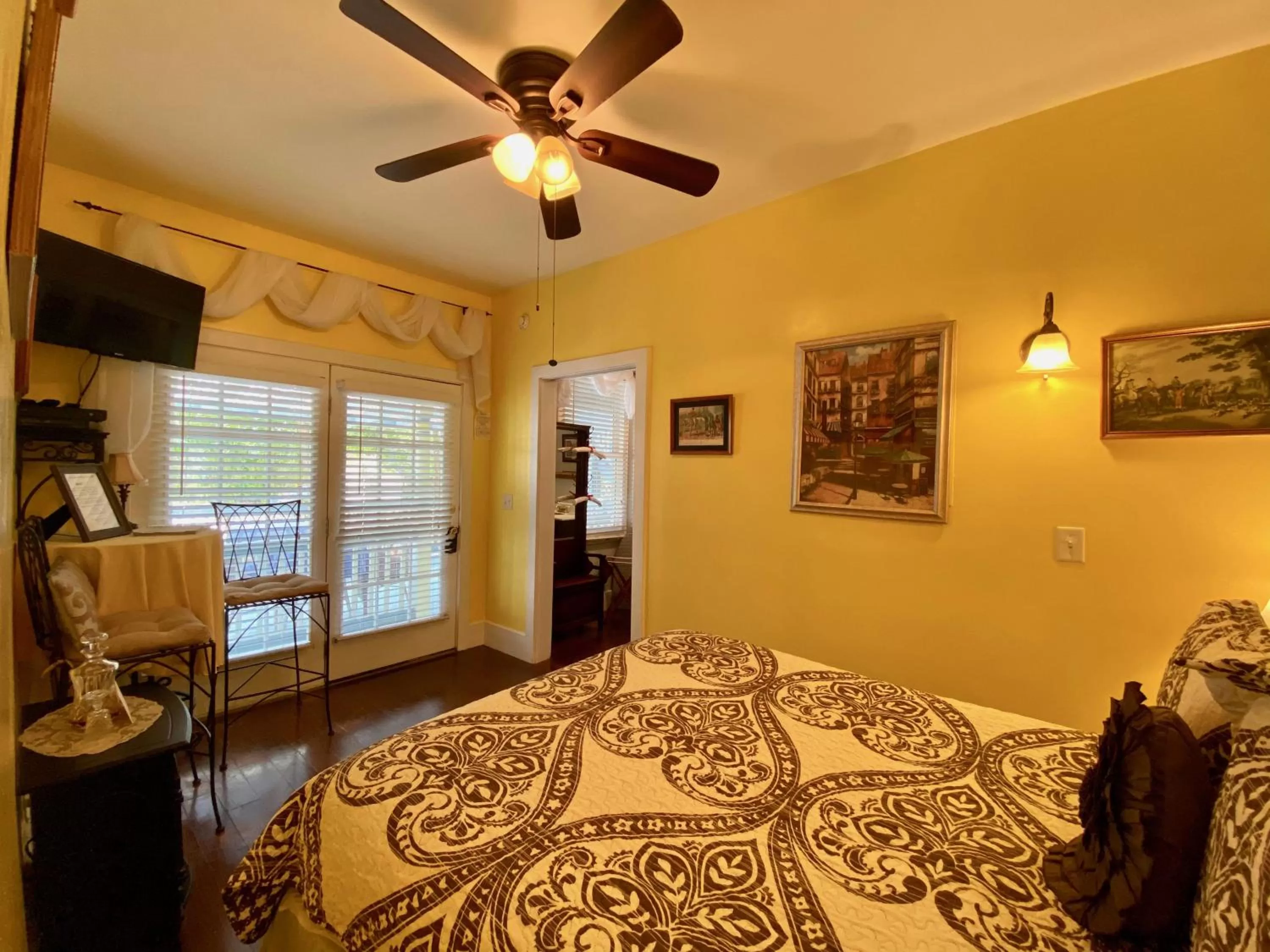 Economy Queen Room in Penny Farthing Inn