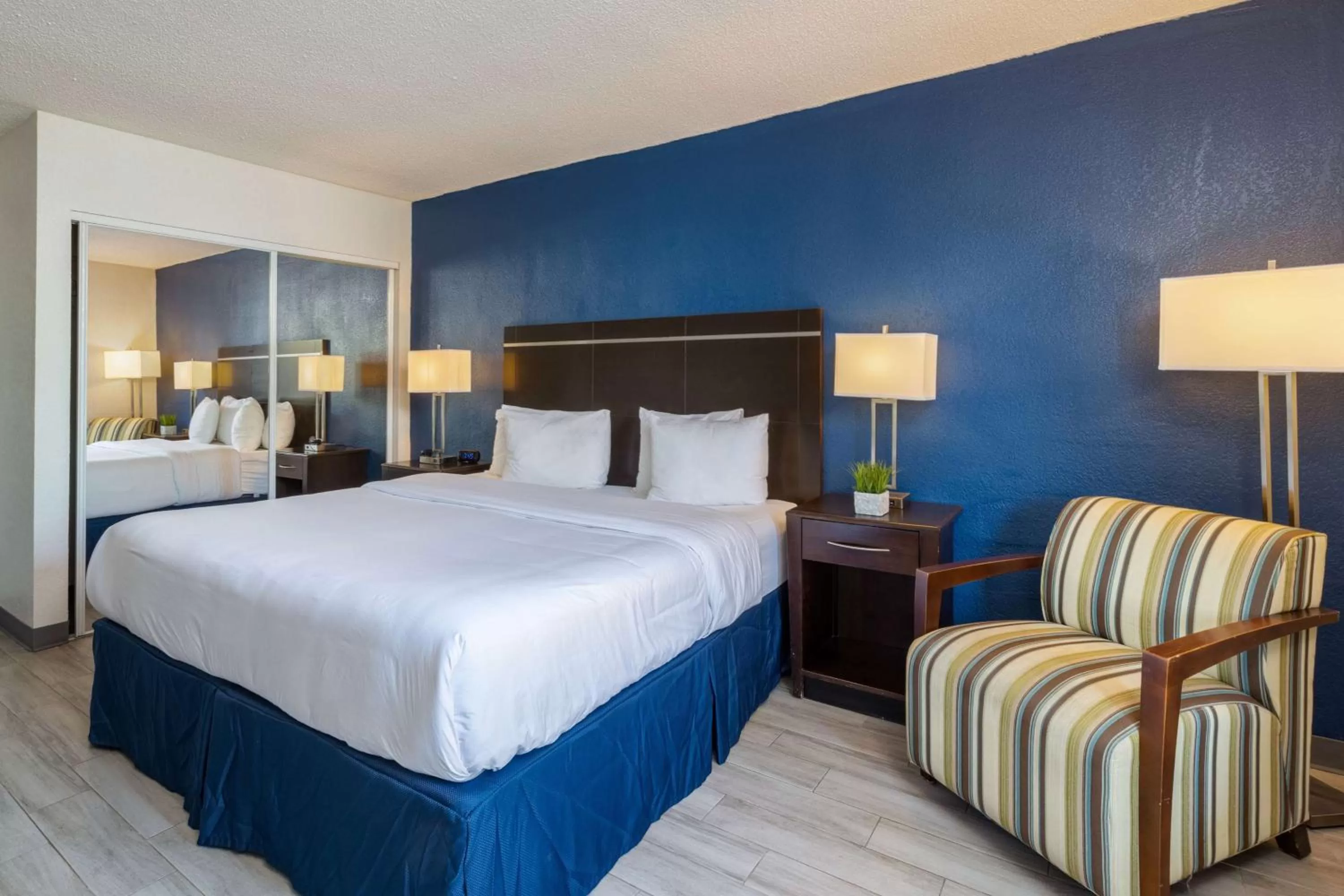 King Suite - Non-Smoking in Developer Inn Orlando North, a Baymont by Wyndham