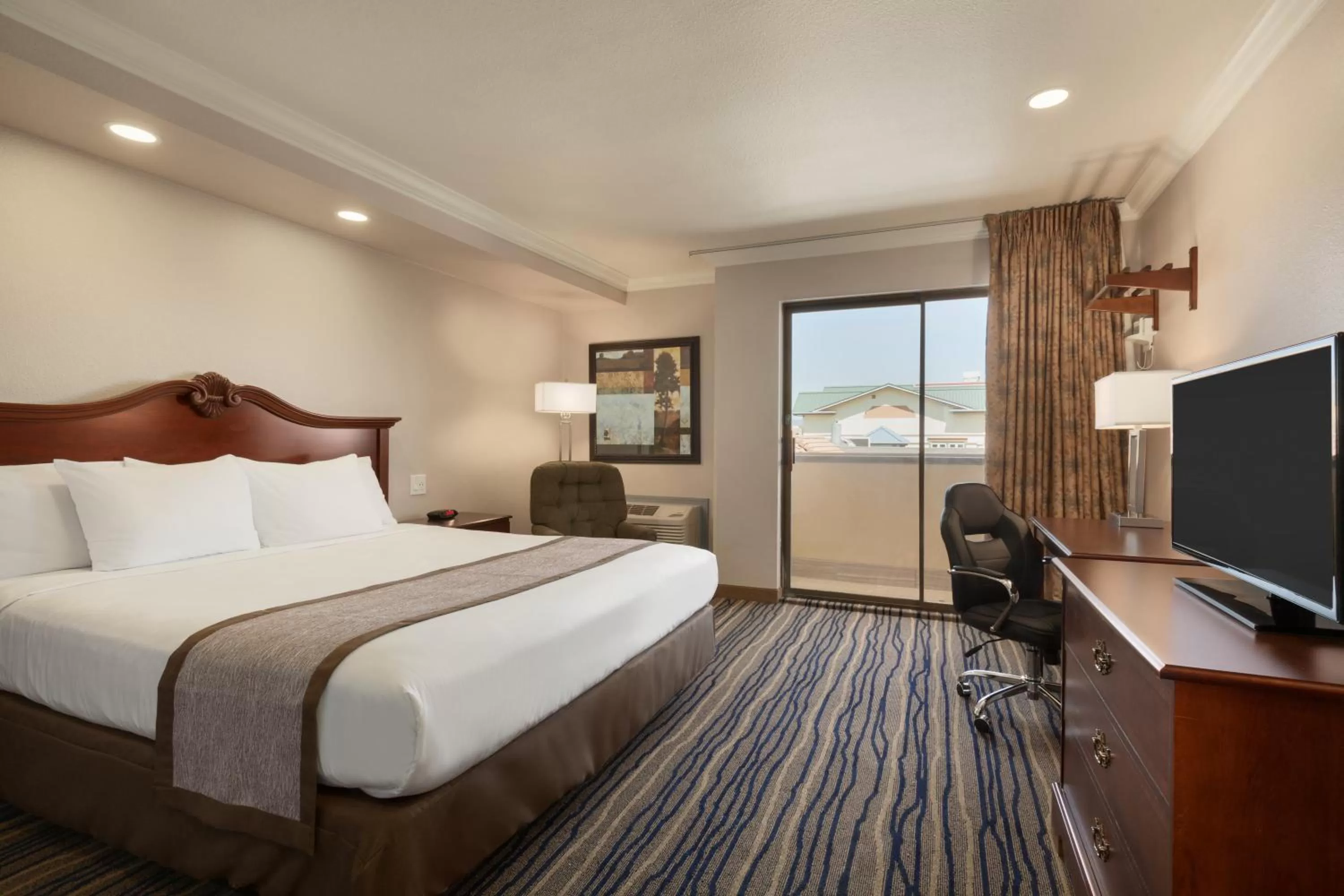 Queen Room - Non-Smoking in Days Inn by Wyndham Eureka CA