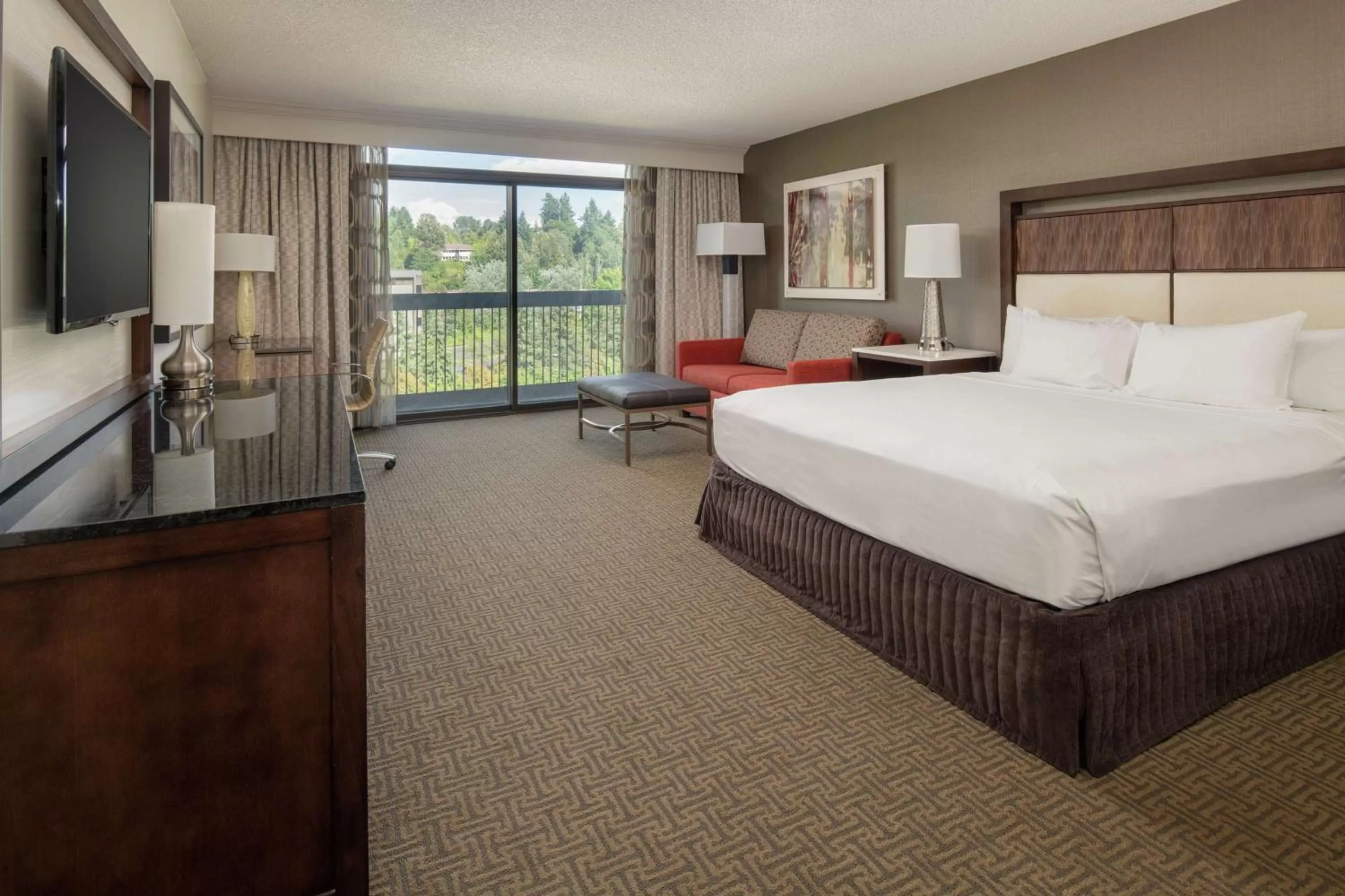King Room with Tub - Mobility/Hearing Accessible/High Floor in Hilton Bellevue