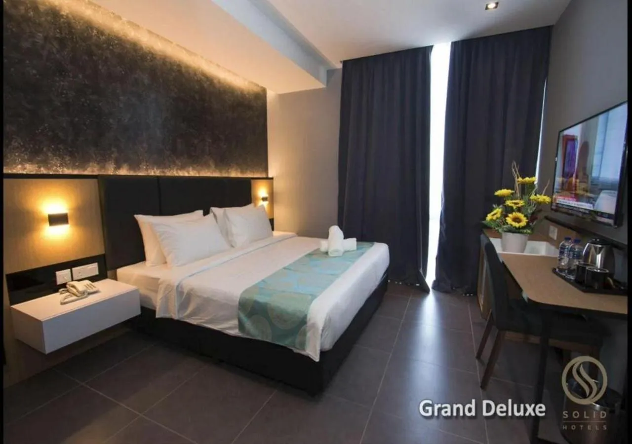 Deluxe King Room in Solid Hotels