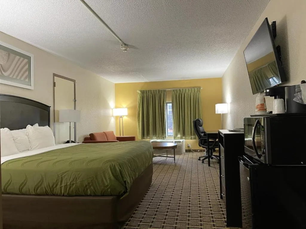 Bed in Quality Inn Vincennes