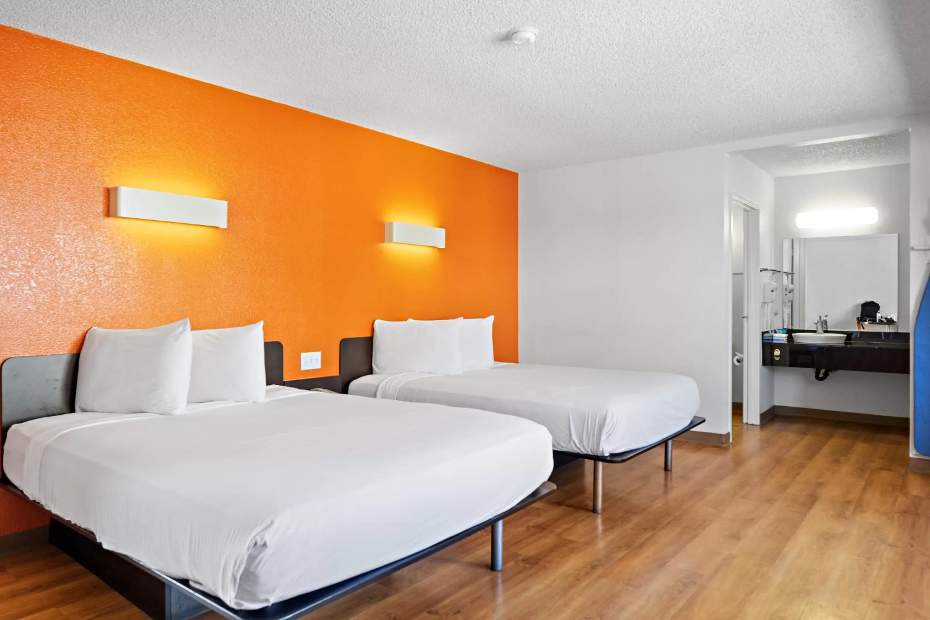 Deluxe Double Room with Bath in Carlsbad Village Inn