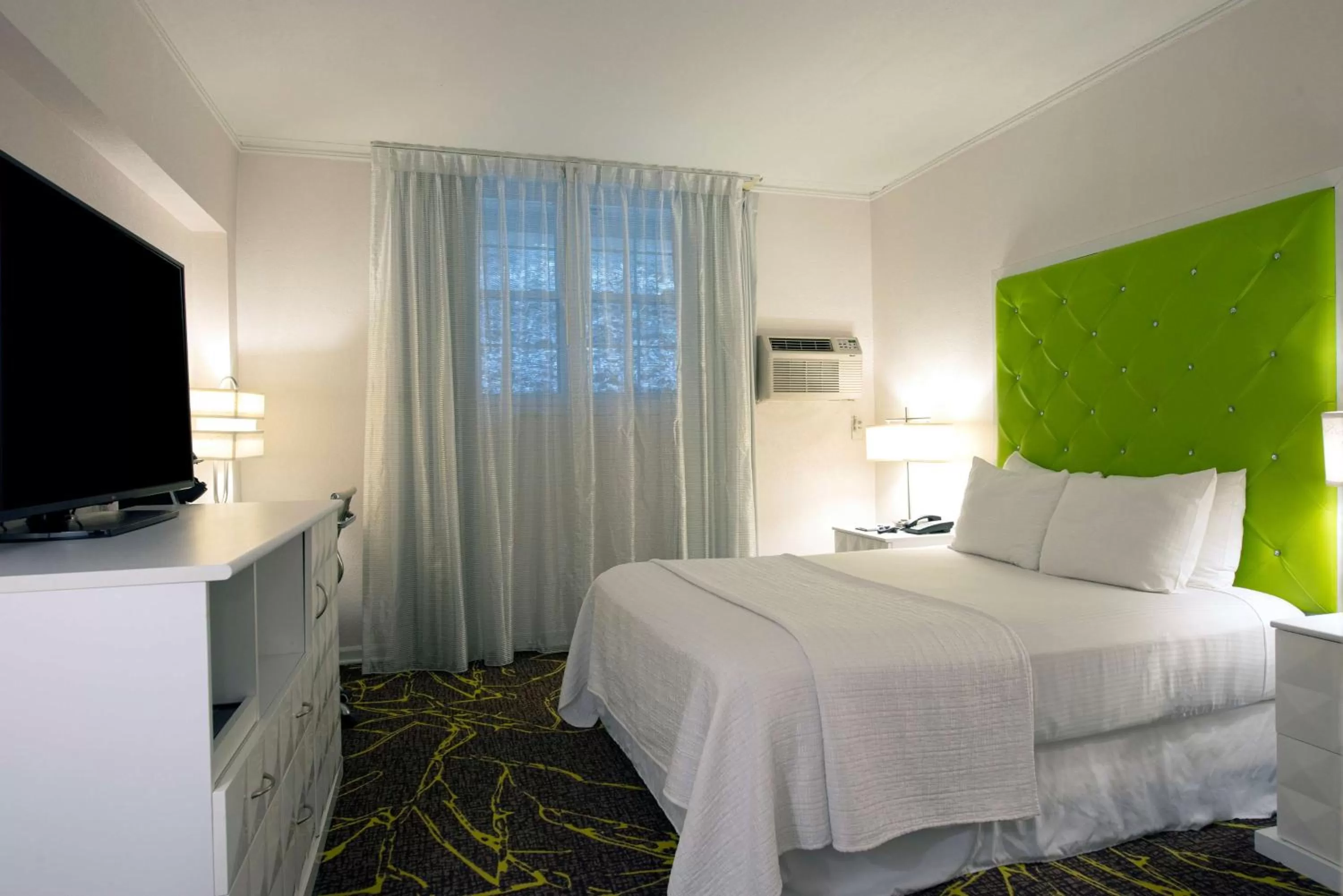 King Room - Harbor Side in The Roslyn, Tapestry Collection by Hilton